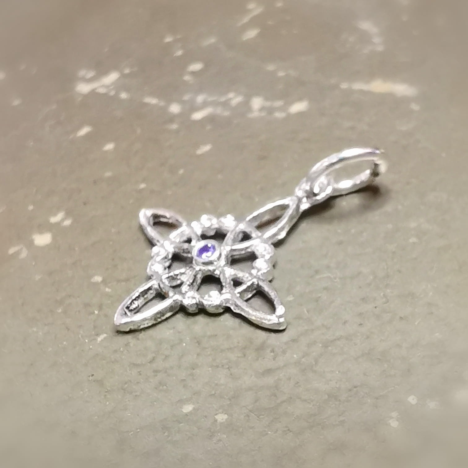 Mini Hexenknoten Anhänger mit lila Zirkon – Mystik, Schutz & Intuition
