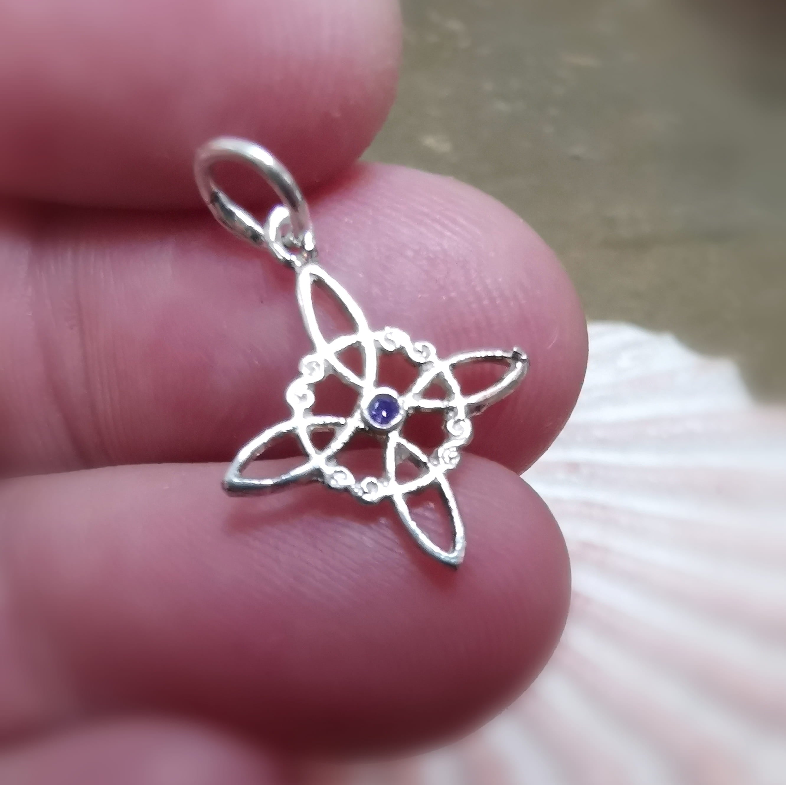 Mini Hexenknoten Anhänger mit lila Zirkon – Mystik, Schutz & Intuition