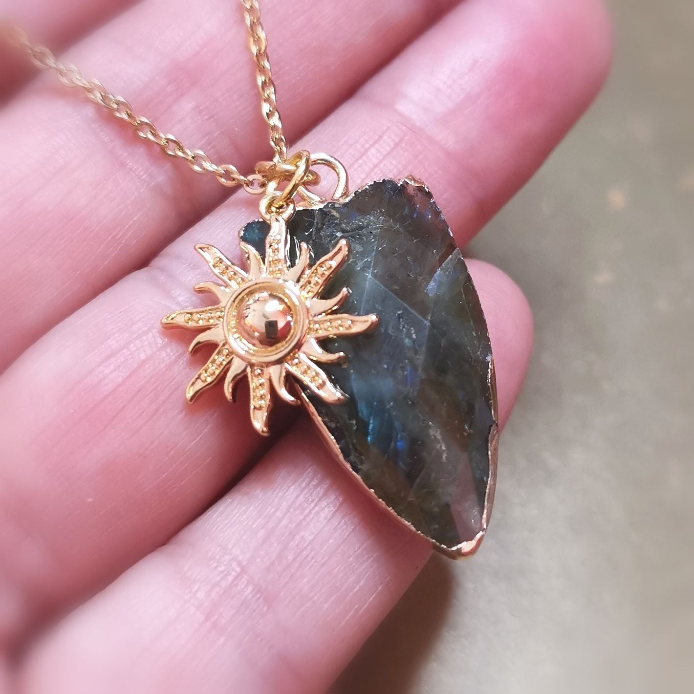 Labradorit Karma Edelstein Gold Kette mit Sonne – Schutz, Intuition & Licht