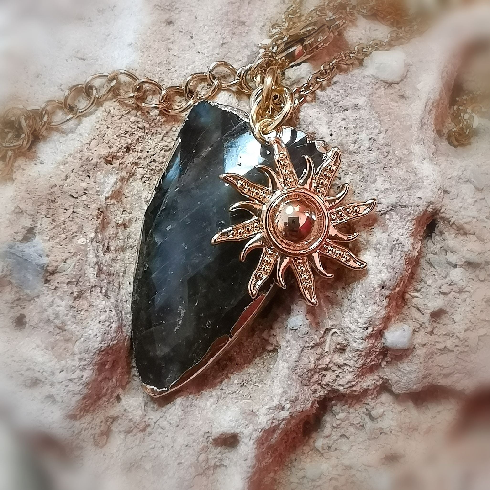 Labradorit Karma Edelstein Gold Kette mit Sonne – Schutz, Intuition & Licht