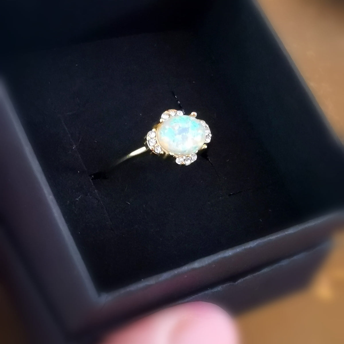 Weisser Opal Edelstein Ring 18 Karat vergoldet – Licht, Wandel & kreative Freiheit