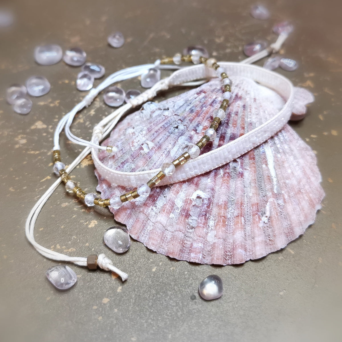 Claridad – set de pulseras blancas con cristal de roca · Joyería de recordatorio Yoga Karma
