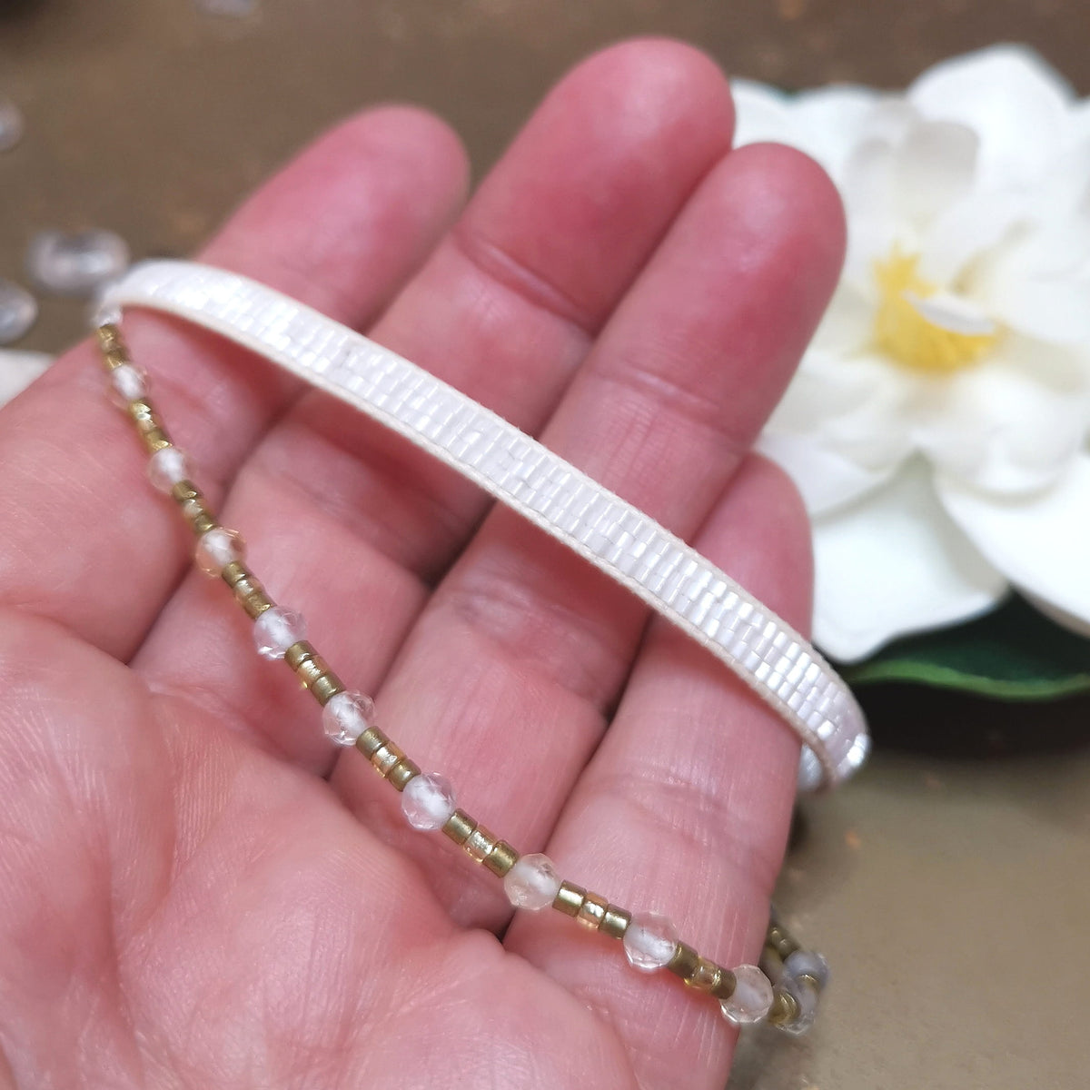 Claridad – set de pulseras blancas con cristal de roca · Joyería de recordatorio Yoga Karma