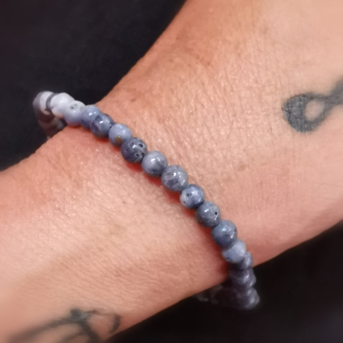 Blaue Koralle Edelstein Karma Armband 4 mm – Yoga Reiki Schmuck Harmonie & innere Stärke