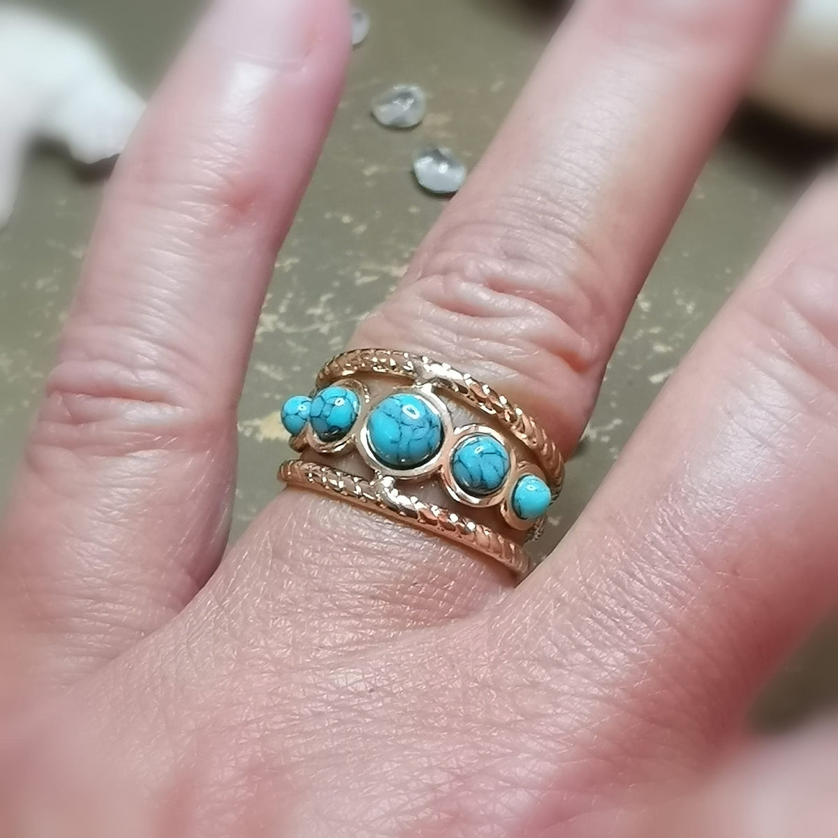 Gold Edelstahl Ring mit Türkis Howlith – verstellbarer Boho Ring