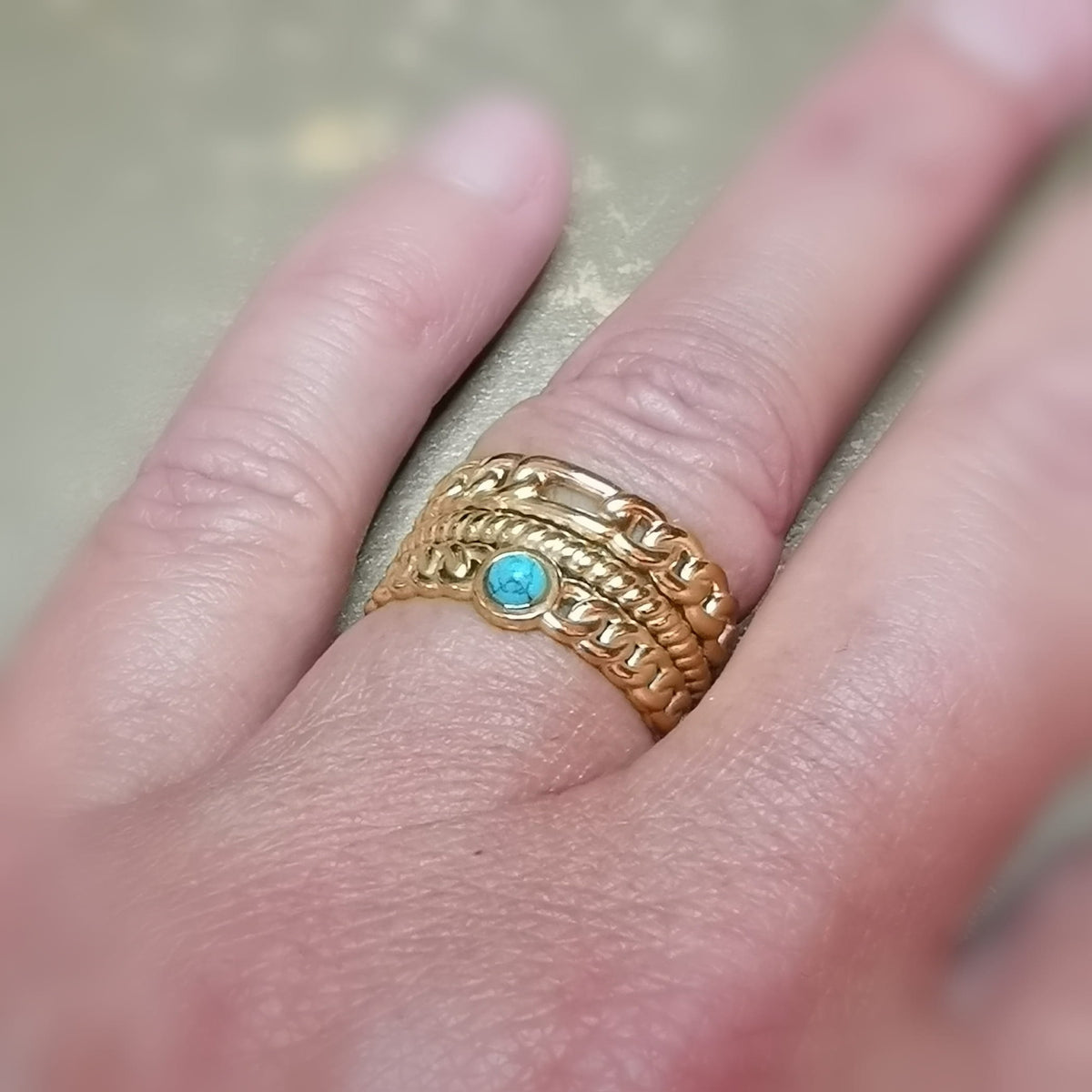 Gold Edelstahl Ring mit Türkis Howlith – verstellbar, Boho Schmuck & Schutz