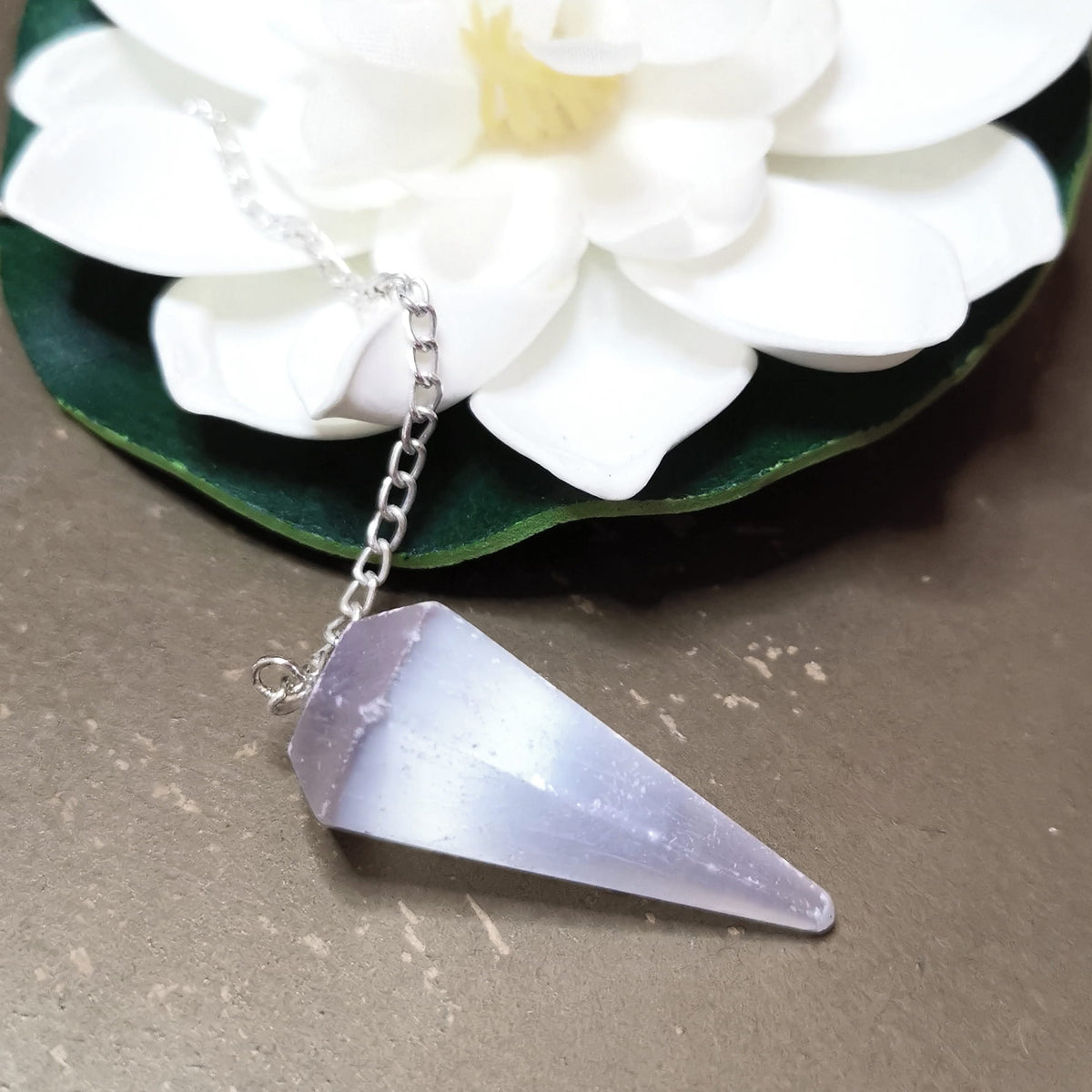 Selenit Edelstein Pendel mit Seidentäschchen – Licht Klarheit Reinigung Reiki Orakel