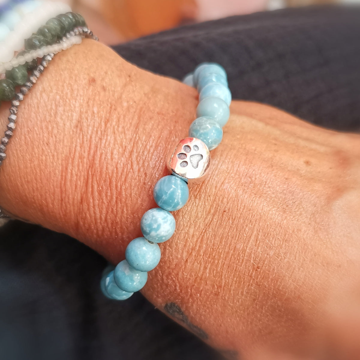Larimar Brasilien Edelstein Karma Armband mit Pfote – Tierliebe, Vertrauen & Verbundenheit