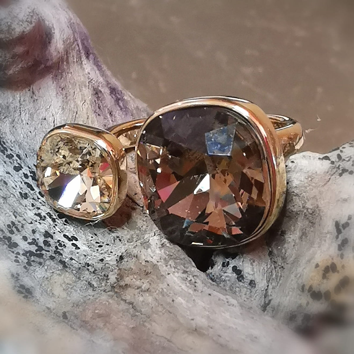 Gold Edelstahl Ring mit Kristallen Ton in Ton – Balance, Selbstbewusstsein & Lebensfreude