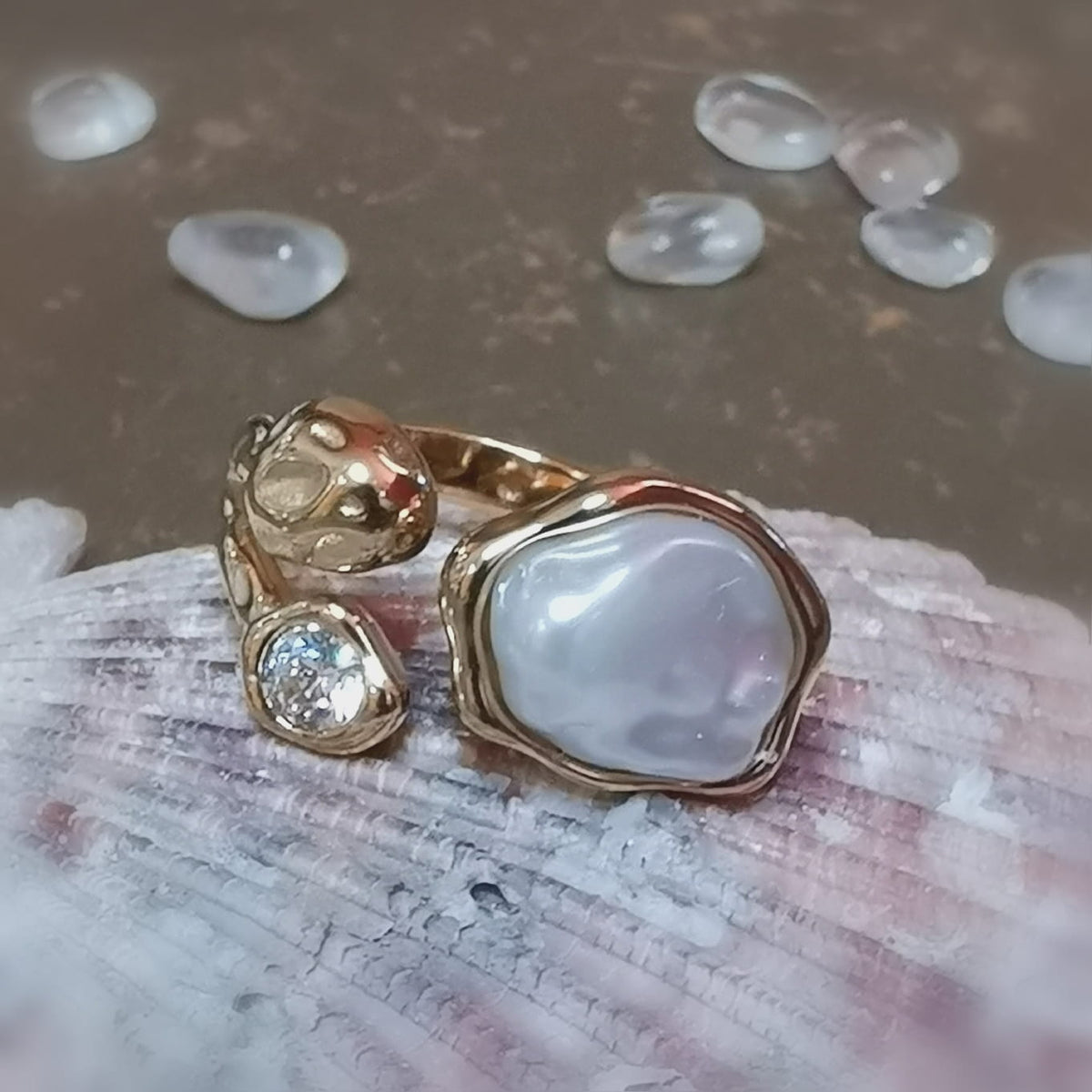 Gold Edelstahl Ring mit Perlmutt & Kristall – Selbstliebe, Harmonie & Vertrauen