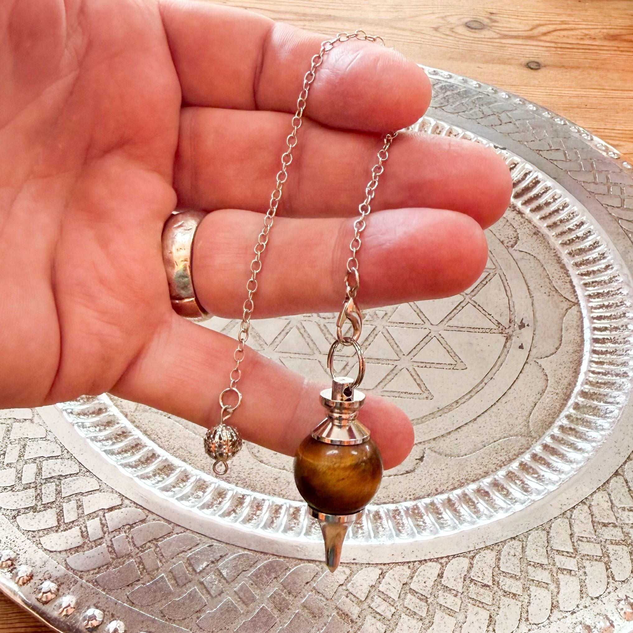 Tigerauge Pendel mit Kette – Edelstein Pendel für Radiästhesie, Meditation & Reiki