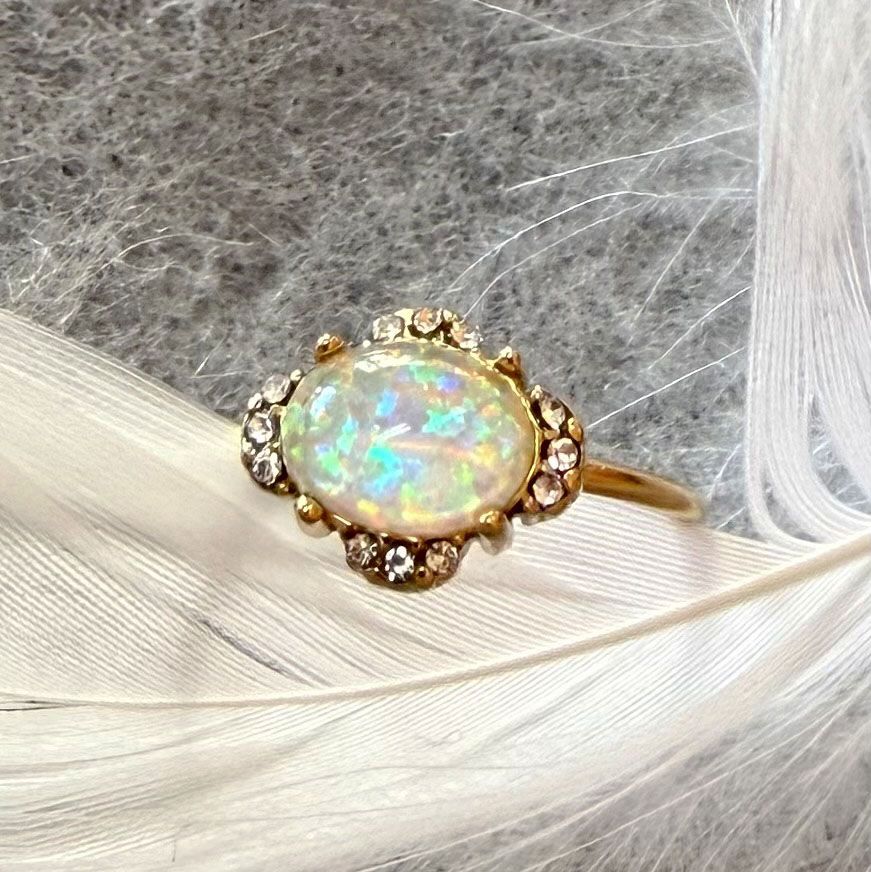 Weisser Opal Edelstein Ring 18 Karat vergoldet – Licht, Wandel & kreative Freiheit