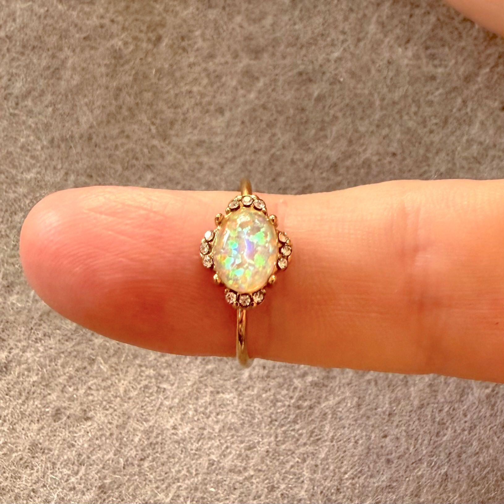 Weisser Opal Edelstein Ring 18 Karat vergoldet – Licht, Wandel & kreative Freiheit