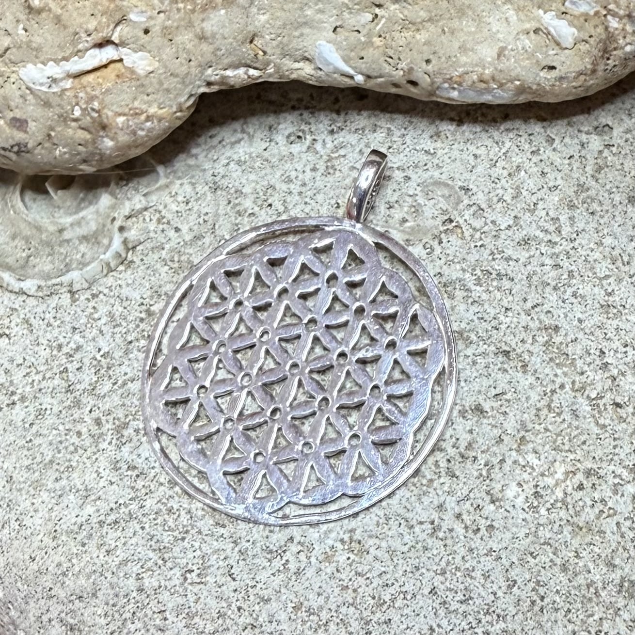 🌸 Colgante Flor de la Vida – Armonía y Protección en el Signo de la Geometría Sagrada