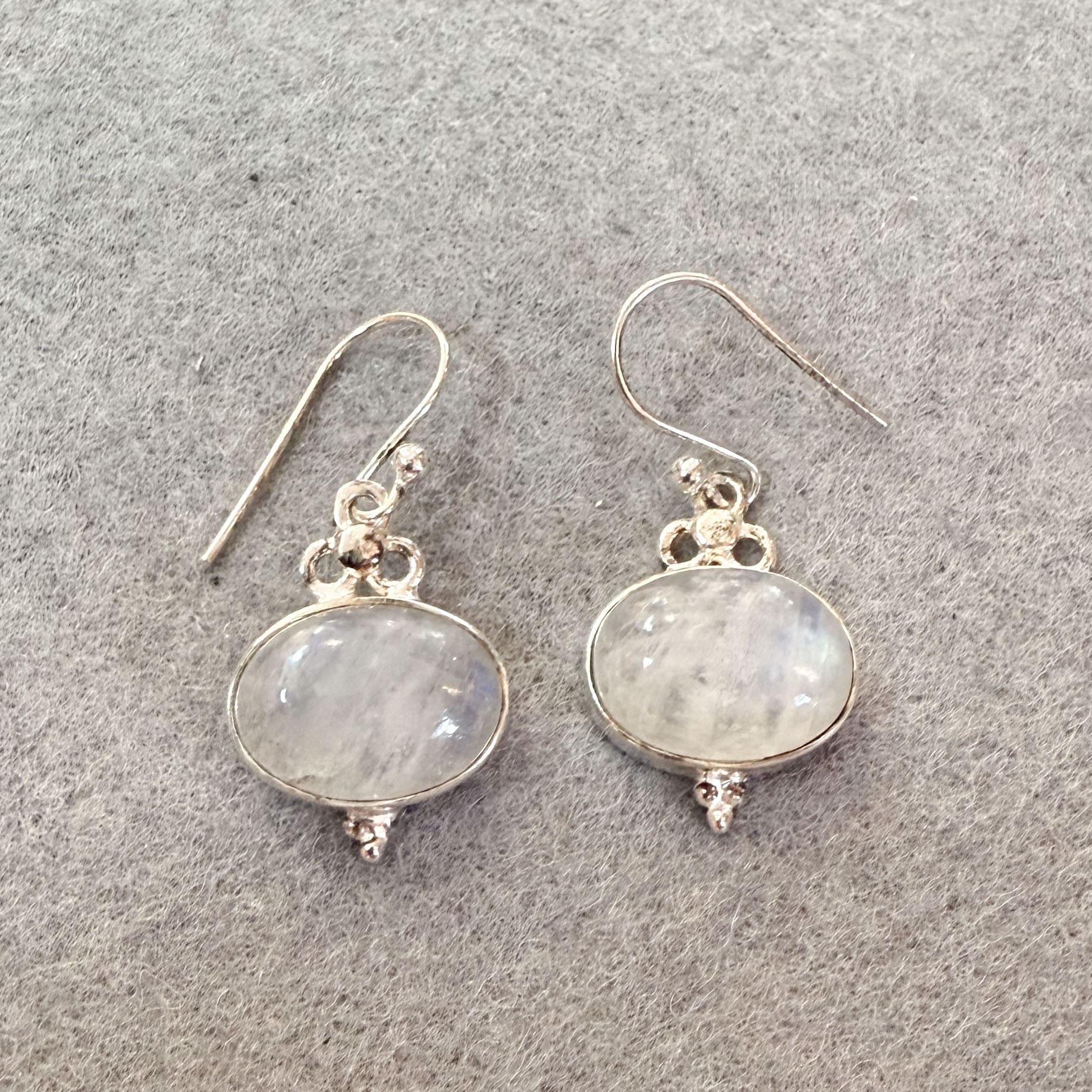 Mondstein Edelstein Ohrringe – innere Harmonie & weibliche Energie