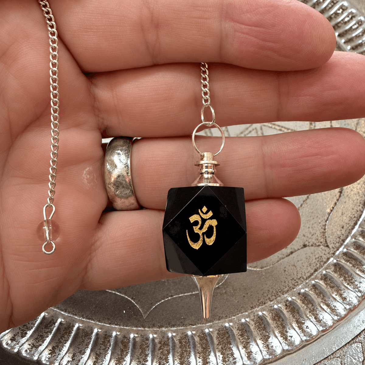 Pendel Onyx Edelstein mit OM Symbol – Schutz · Erdung · spirituelle Klarheit