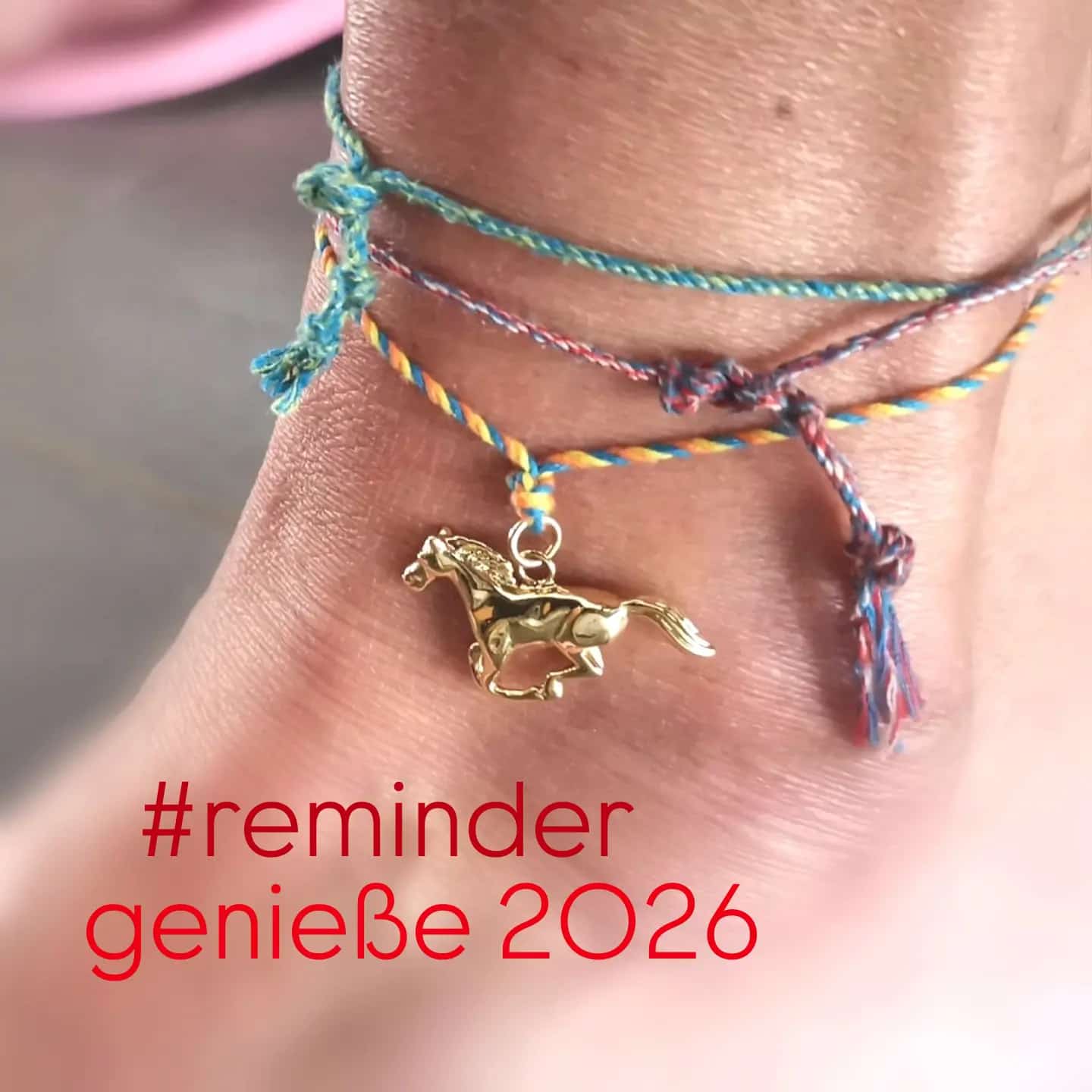 Gold Edelstahl Pferd im Galopp Karma Armbändchen – der Energie-Reminder für 2026