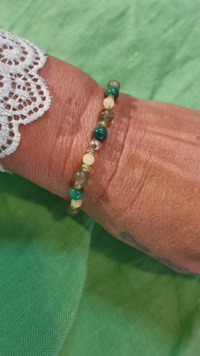 Malachit Orangencalcit Prehnit Olivin / Peridot Edelstein Karma Armband mit indischen Perlen, Sonne fürs Herz
