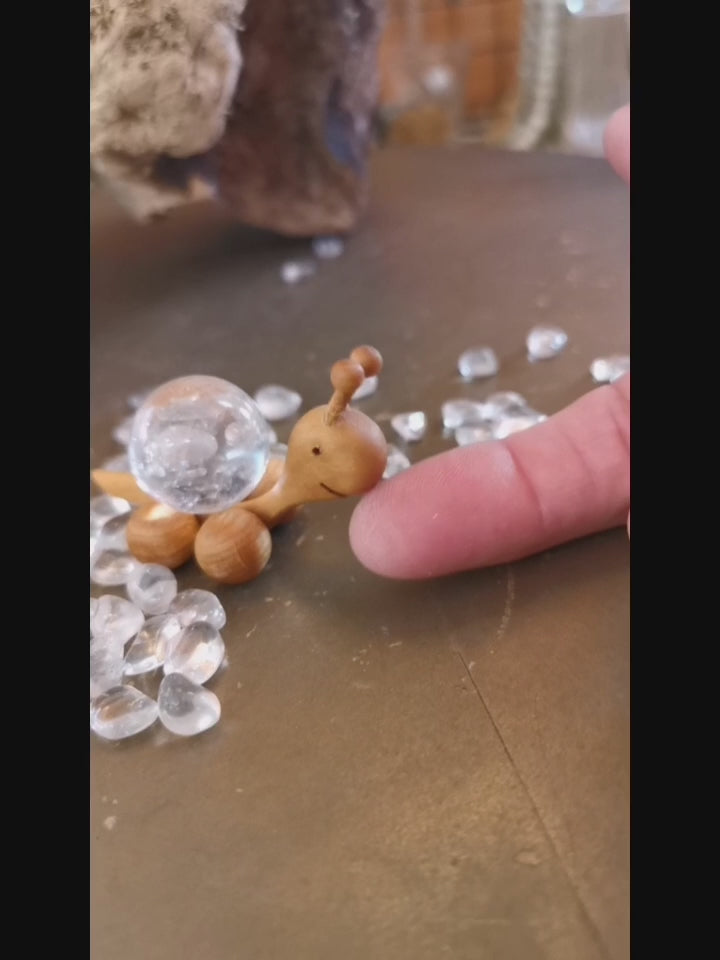 Rollbare Schnecke aus Holz & Bergkristall – für Klarheit & Lebensfreude