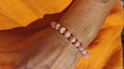 Rhodochrosit Edelstein Heilstein Karma Armband, weiss gebändert, Herz Chakra Schmuck, geweiht - Herzenssache