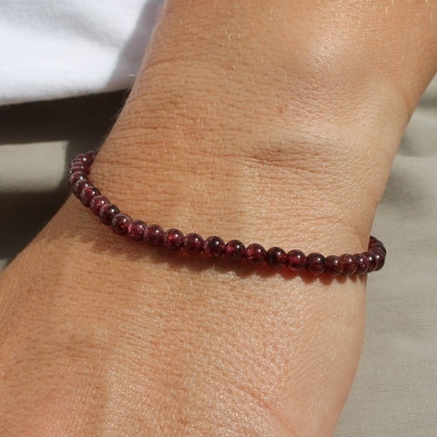 Garnet gemstone healing stone bracelet 4 mm - willpower and self-confidence