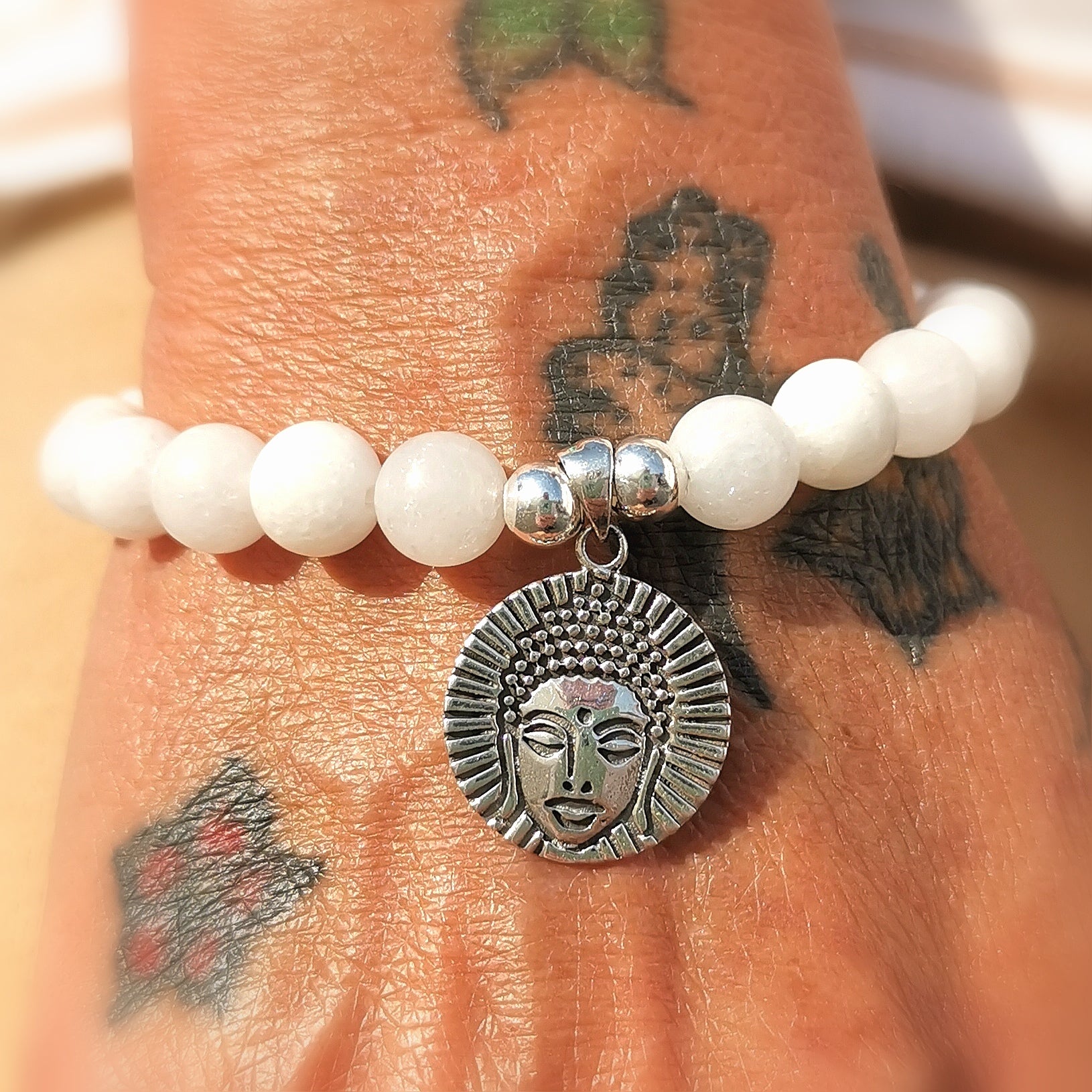 Buddha Karma Armband weisser Achat, Friedensachat, #beingpeace - im Frieden, samaki originals Karmaarmband für Glück und Segen, mallorca reiki yoga