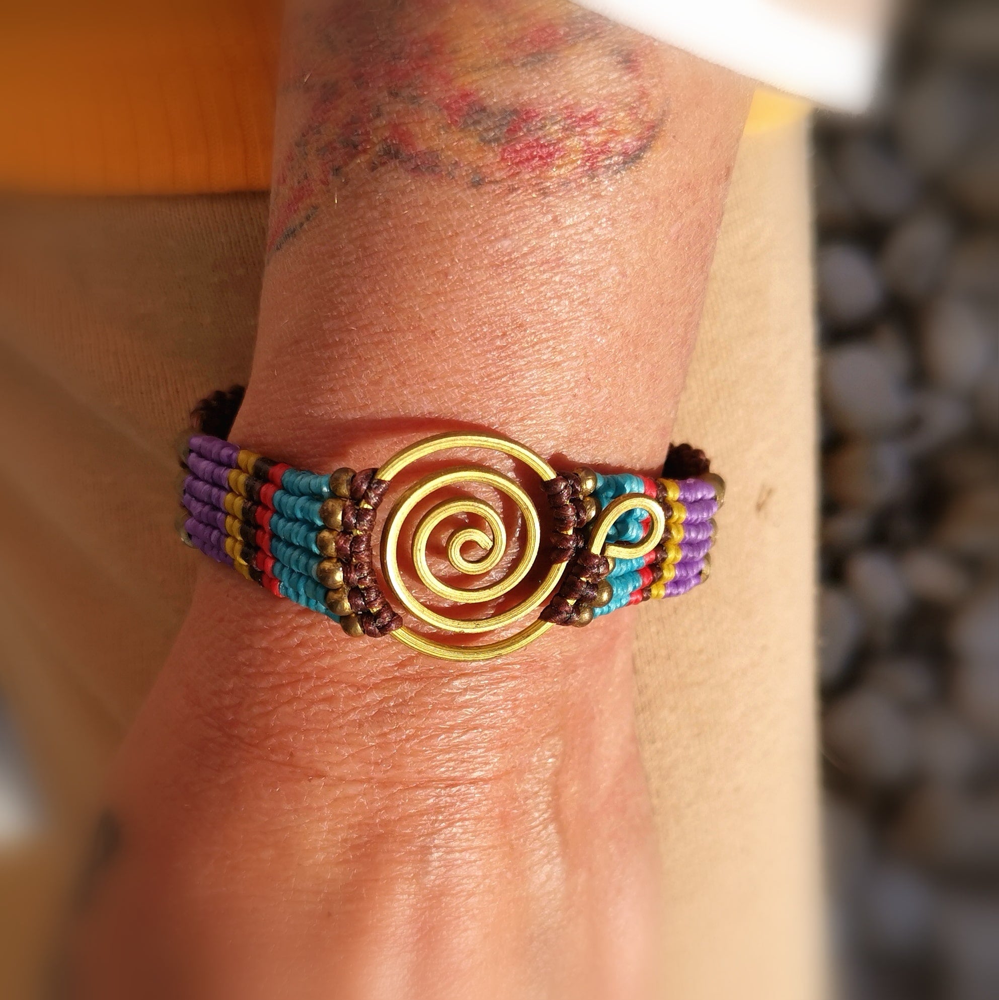 Karma Ethno Armband, edle Hippie Mode, Armreif mit Energie Spirale, bunt, Lust auf Leben, samaki