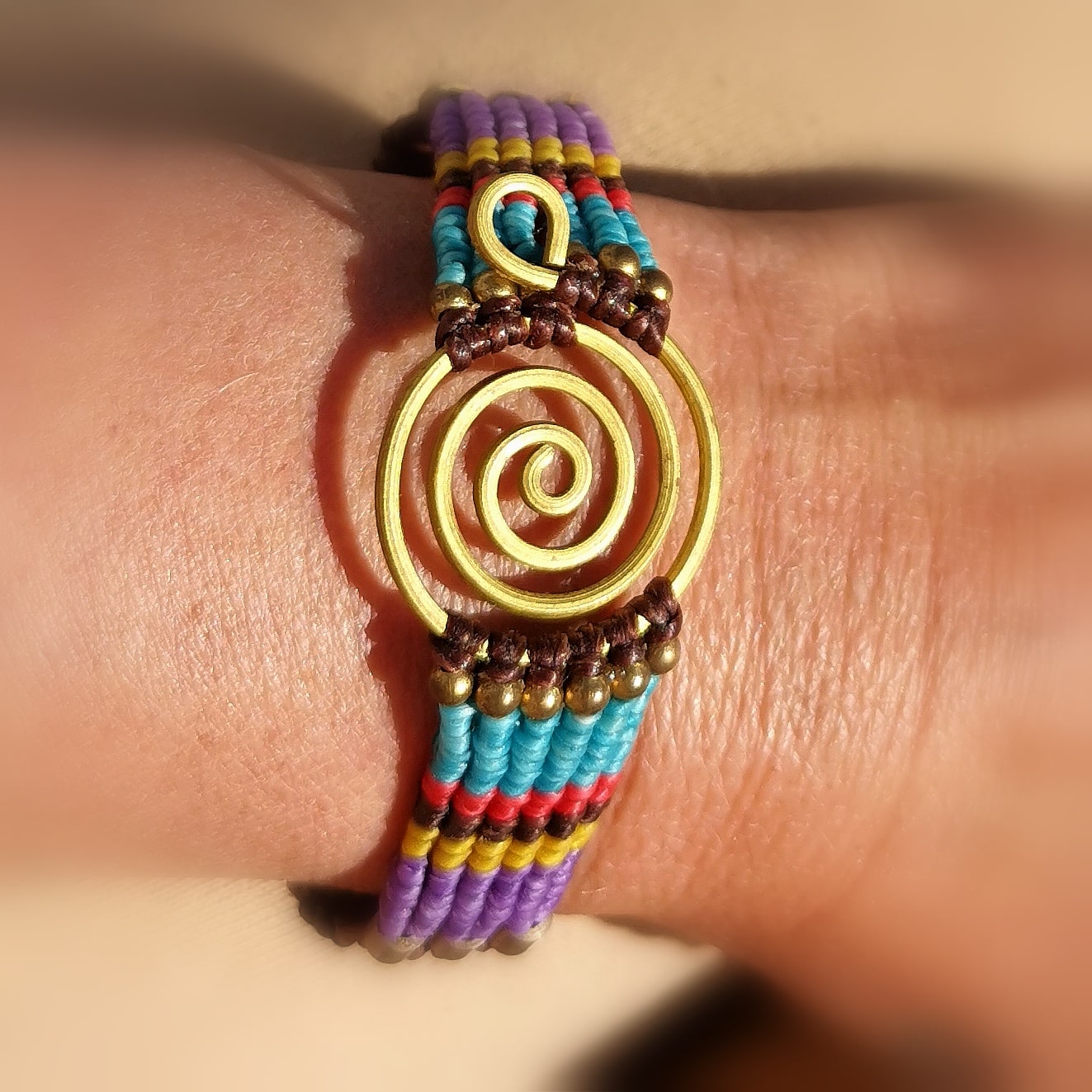 Karma Ethno Armband, edle Hippie Mode, Armreif mit Energie Spirale, bunt, Lust auf Leben, samaki