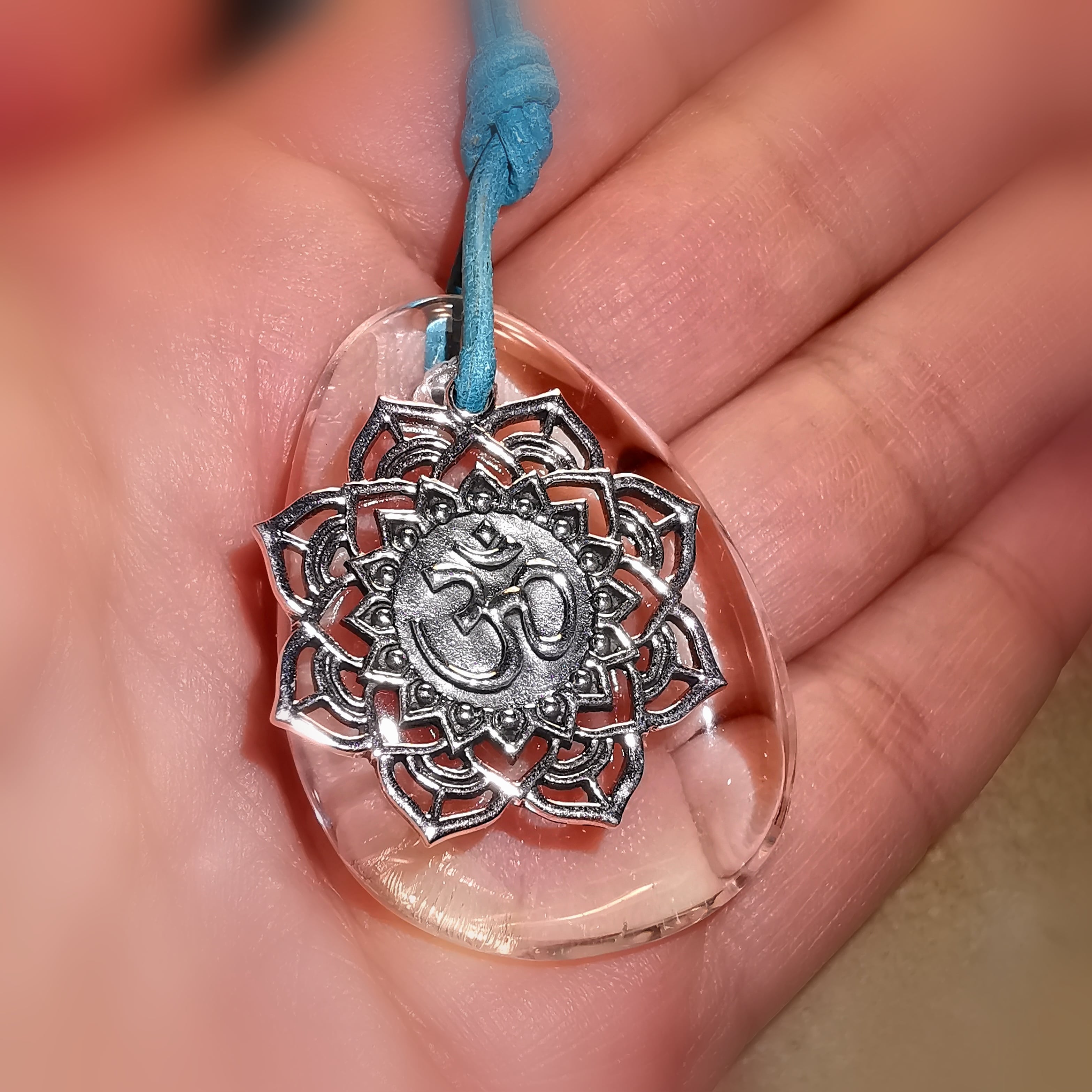 Bergkristall OM Amulett, Symbol Edelstein entsp Karma Heilstein Kette