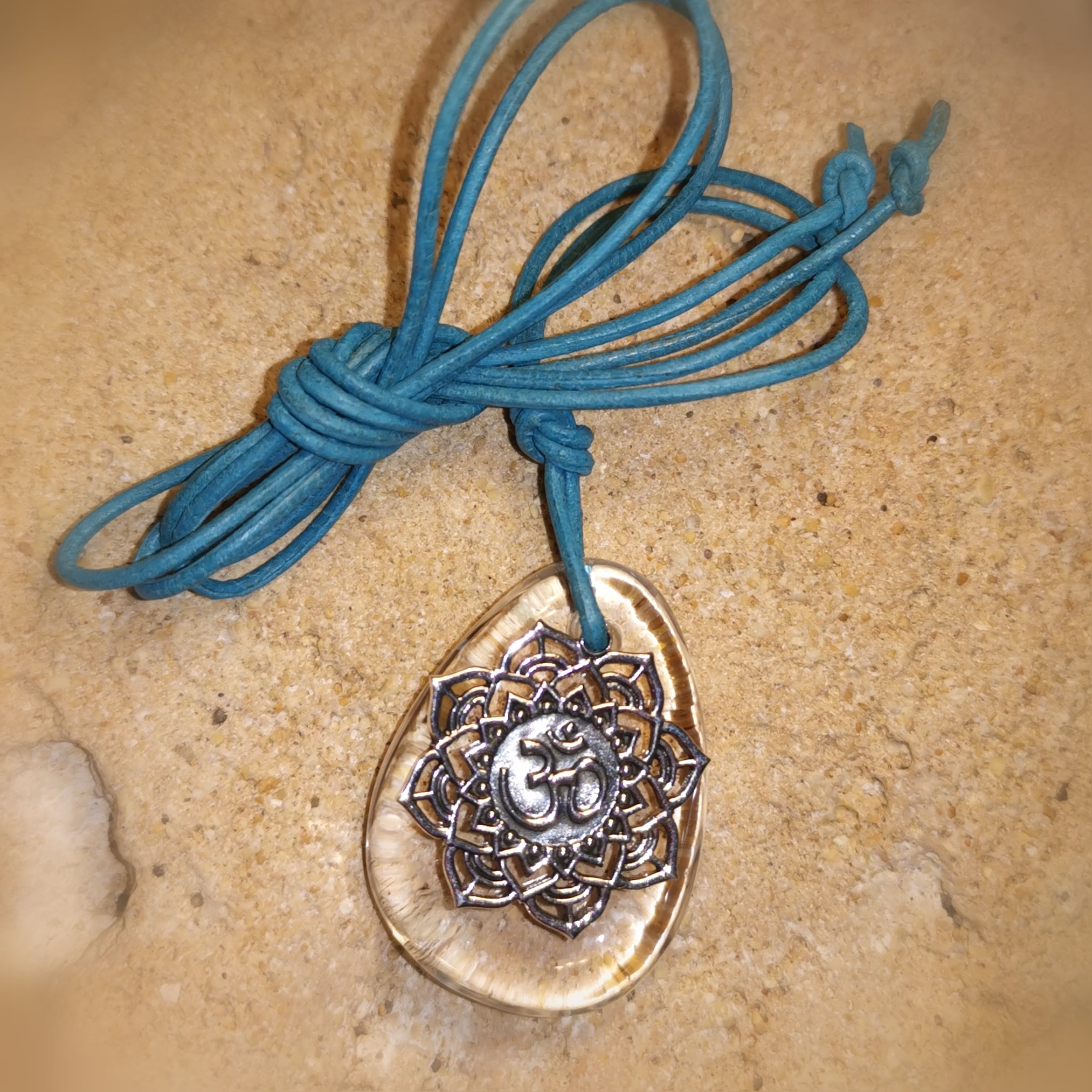 Bergkristall OM Amulett, Symbol Edelstein Heilstein Karma Kette, entspannt im Vertrauen, samaki