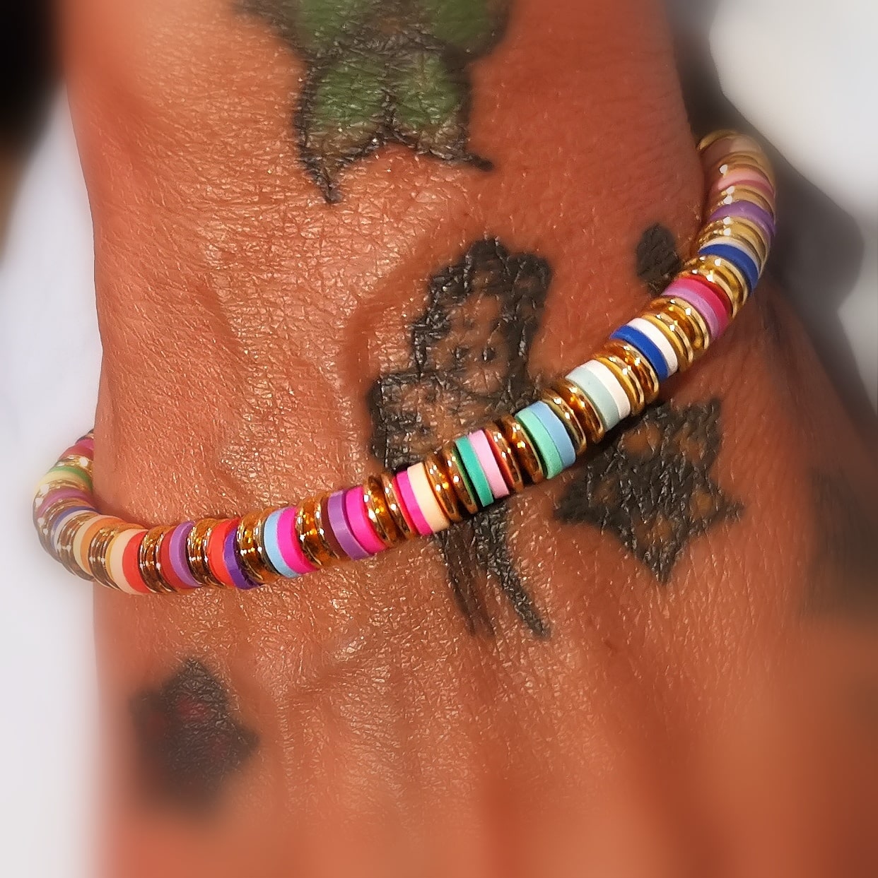 Karma Ethno Armband, edle Hippie Mode, bunte Tonscheiben, vergoldet, Lust auf Leben