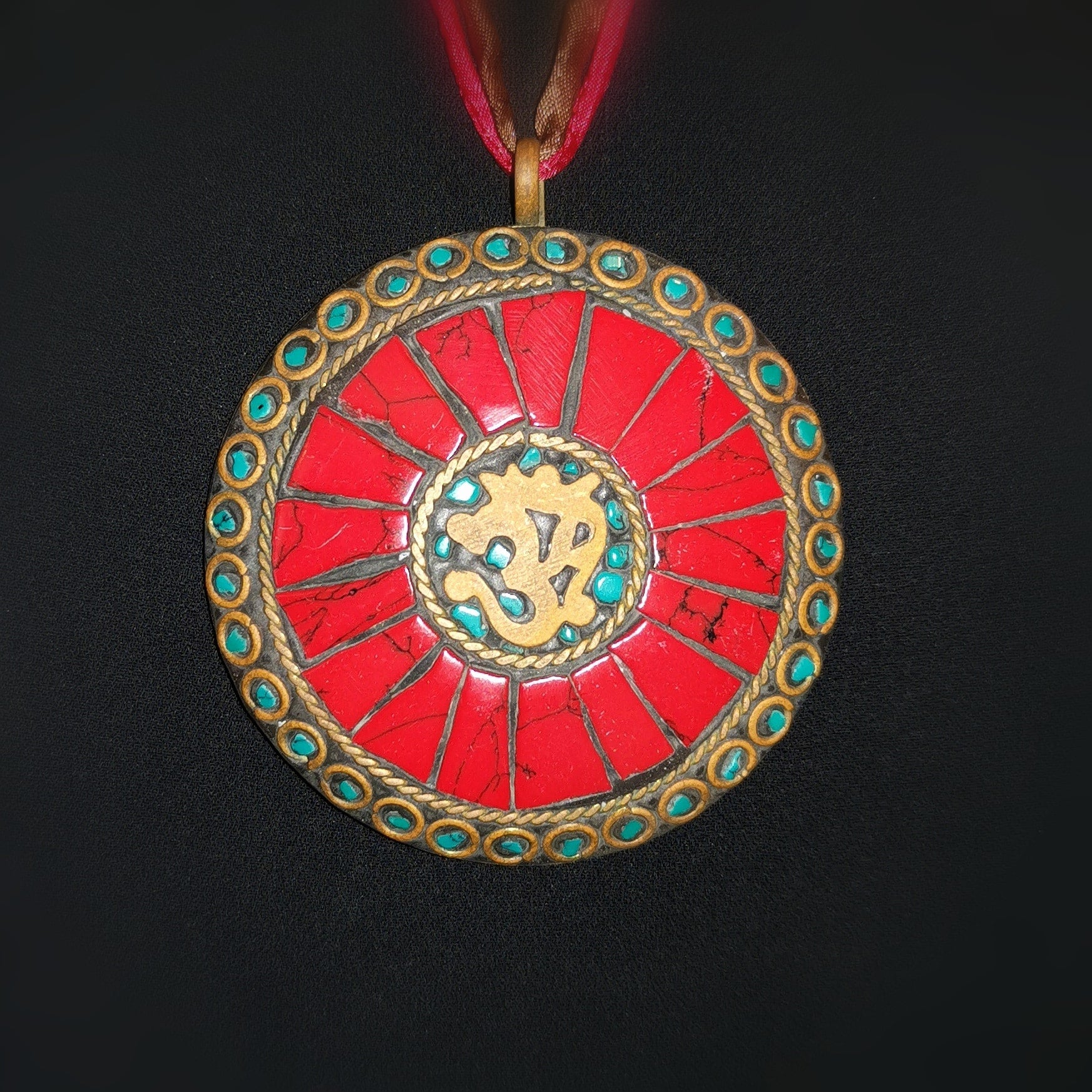 OM Symbol Koralle Türkis Edelstein Talisman Amulett Karma Kette - Harmonie, innerer Frieden