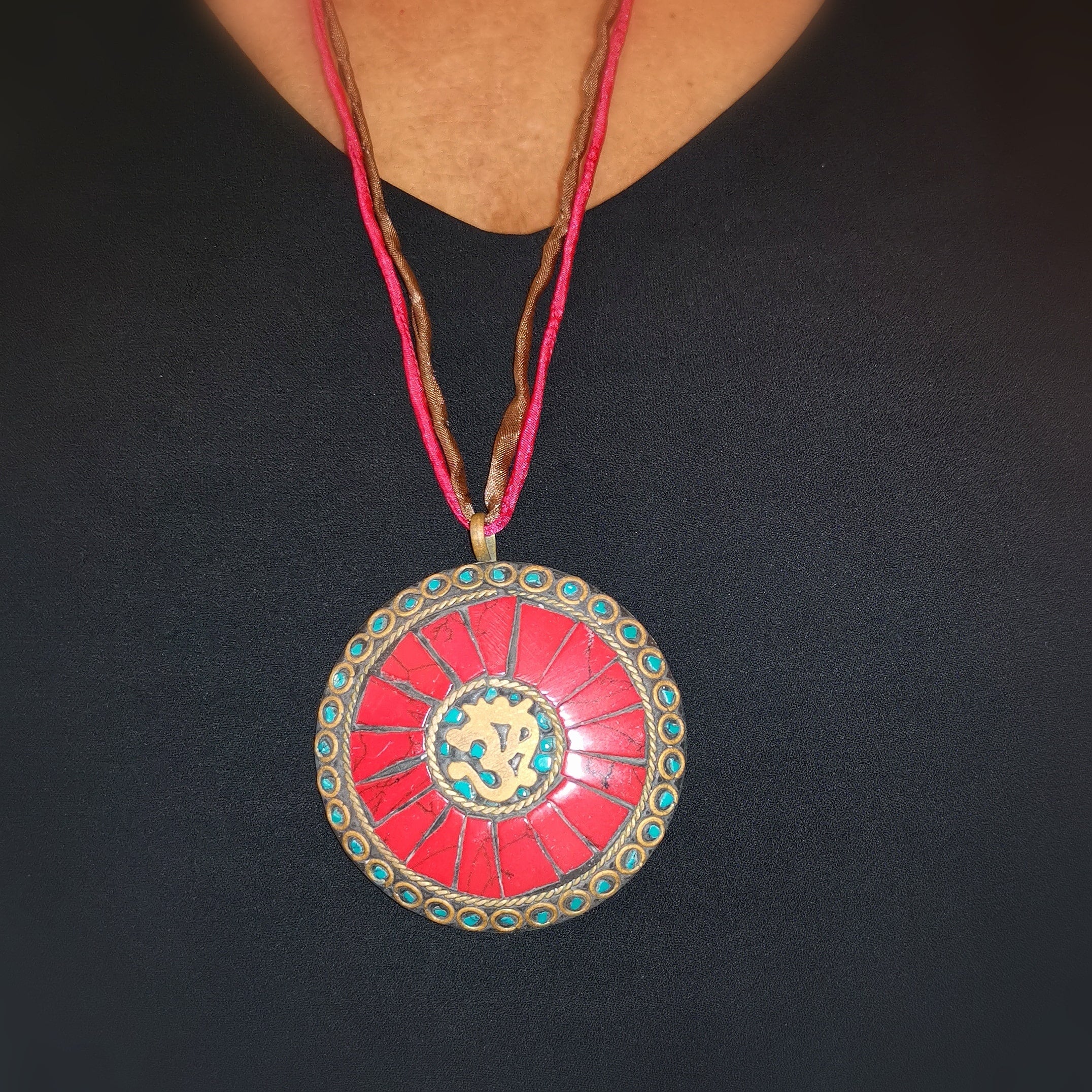 OM Symbol Koralle Türkis Edelstein Talisman Amulett Karma Kette - Harmonie, innerer Frieden
