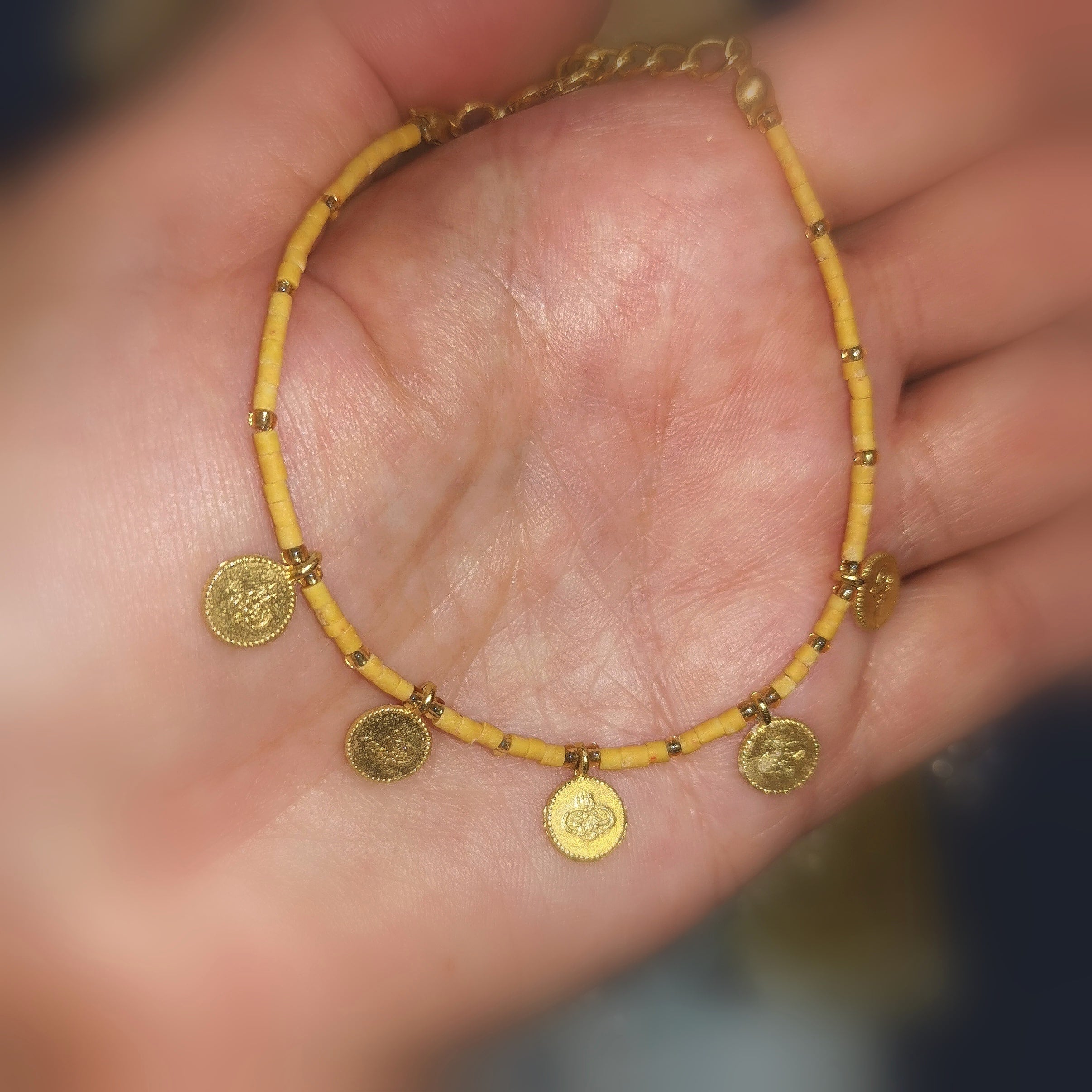 Bijou Hippie Armband mit feinen Glücksmünzen sonnengelb und gold