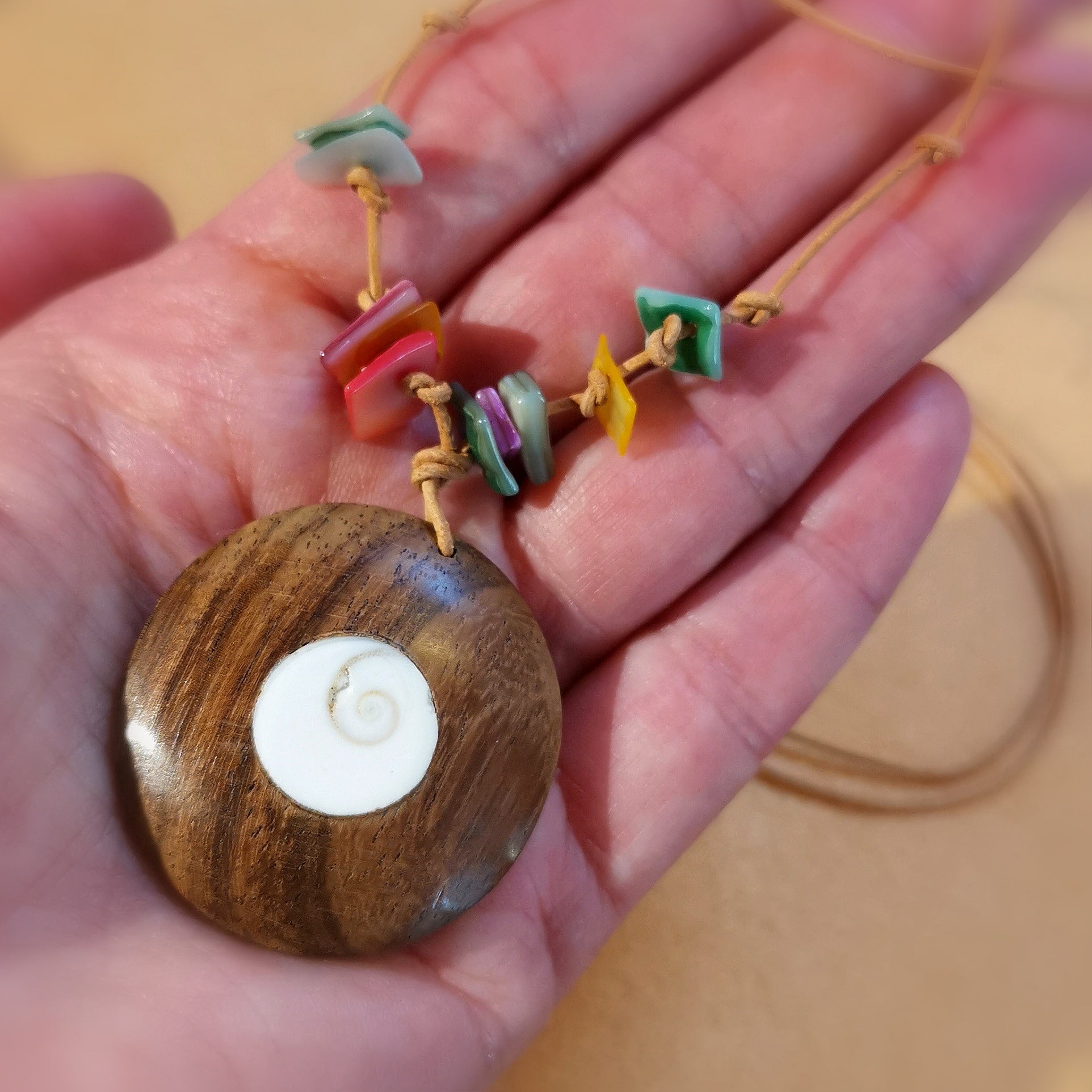💫 Shiva Auge Natur Amulett mit Perlmutt – geweiht für Schutz, Klarheit & innere Stärke