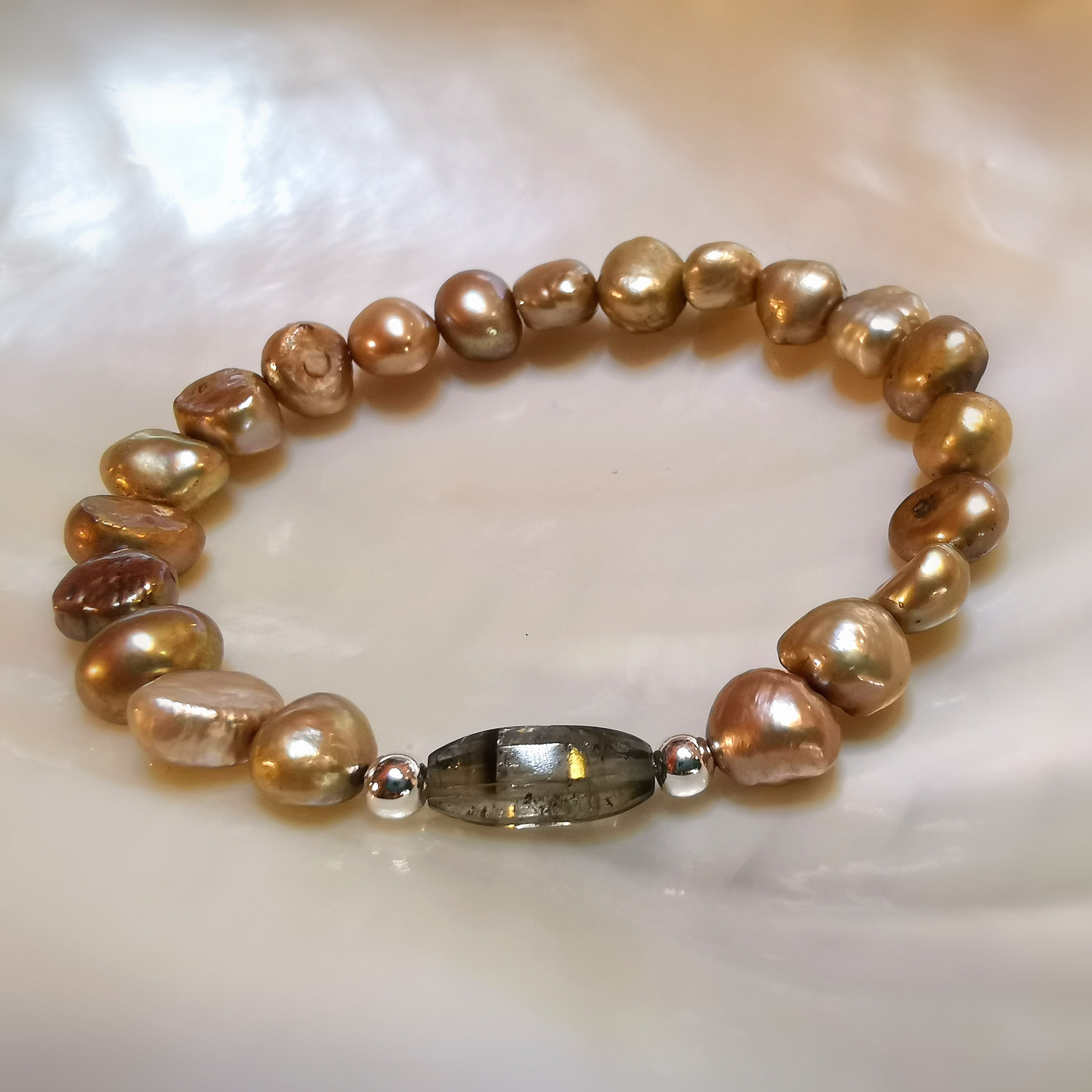 Turmalin Grün Edelstein Heilstein mit Süßwasser Perlen Goldschimmer, Karma Armband, geweiht - Hoffnung