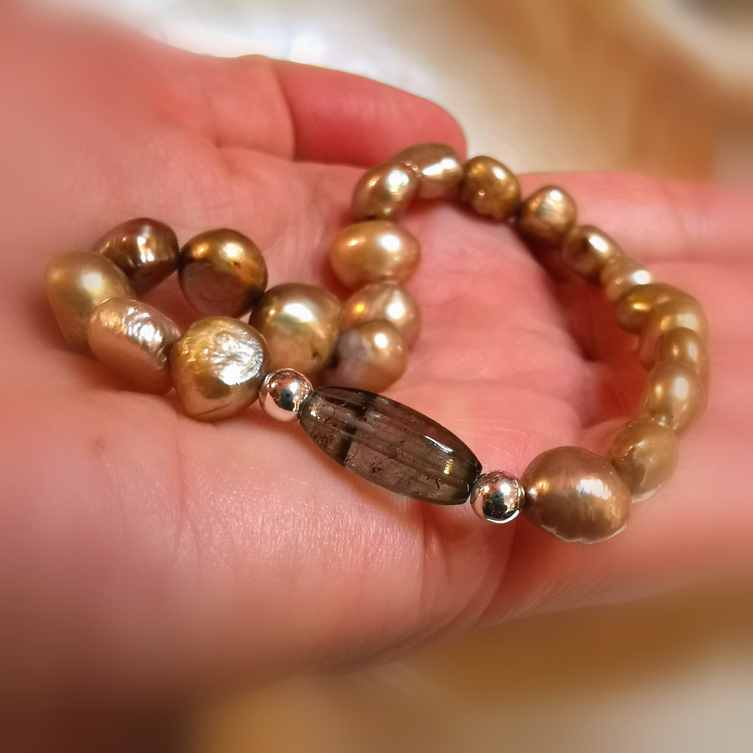 Turmalin Grün Edelstein Heilstein mit Süßwasser Perlen Goldschimmer, Karma Armband, geweiht - Hoffnung