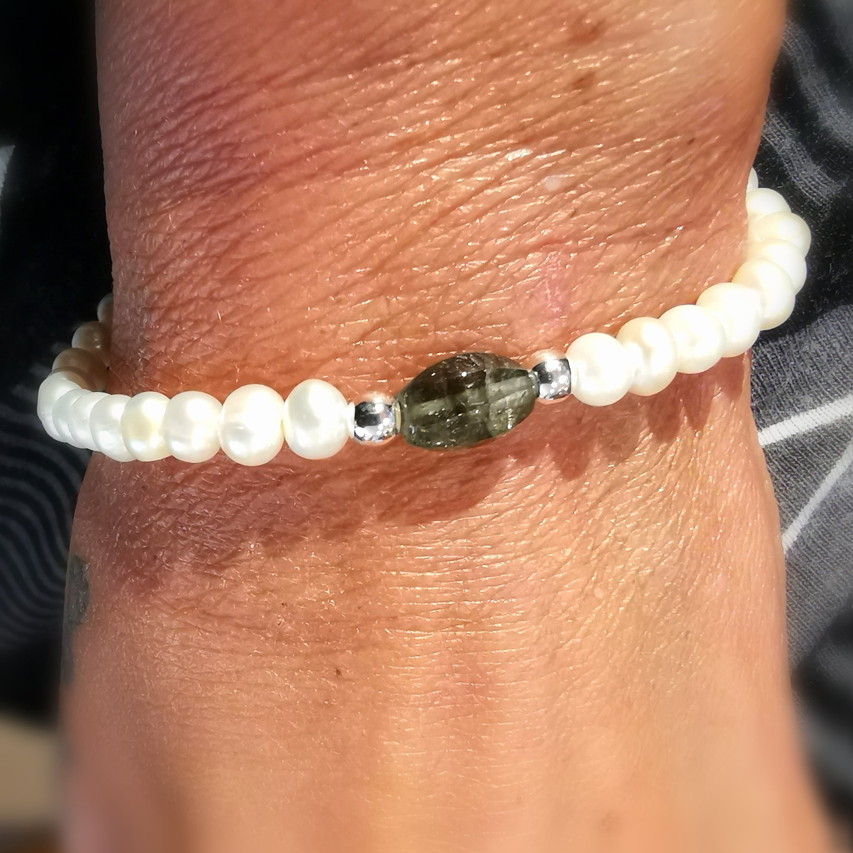 Turmalin Grün Edelstein Heilstein mit Süßwasser Mini Perlen weiss, Karma Armband, geweiht - Vertrauen und Hoffnung