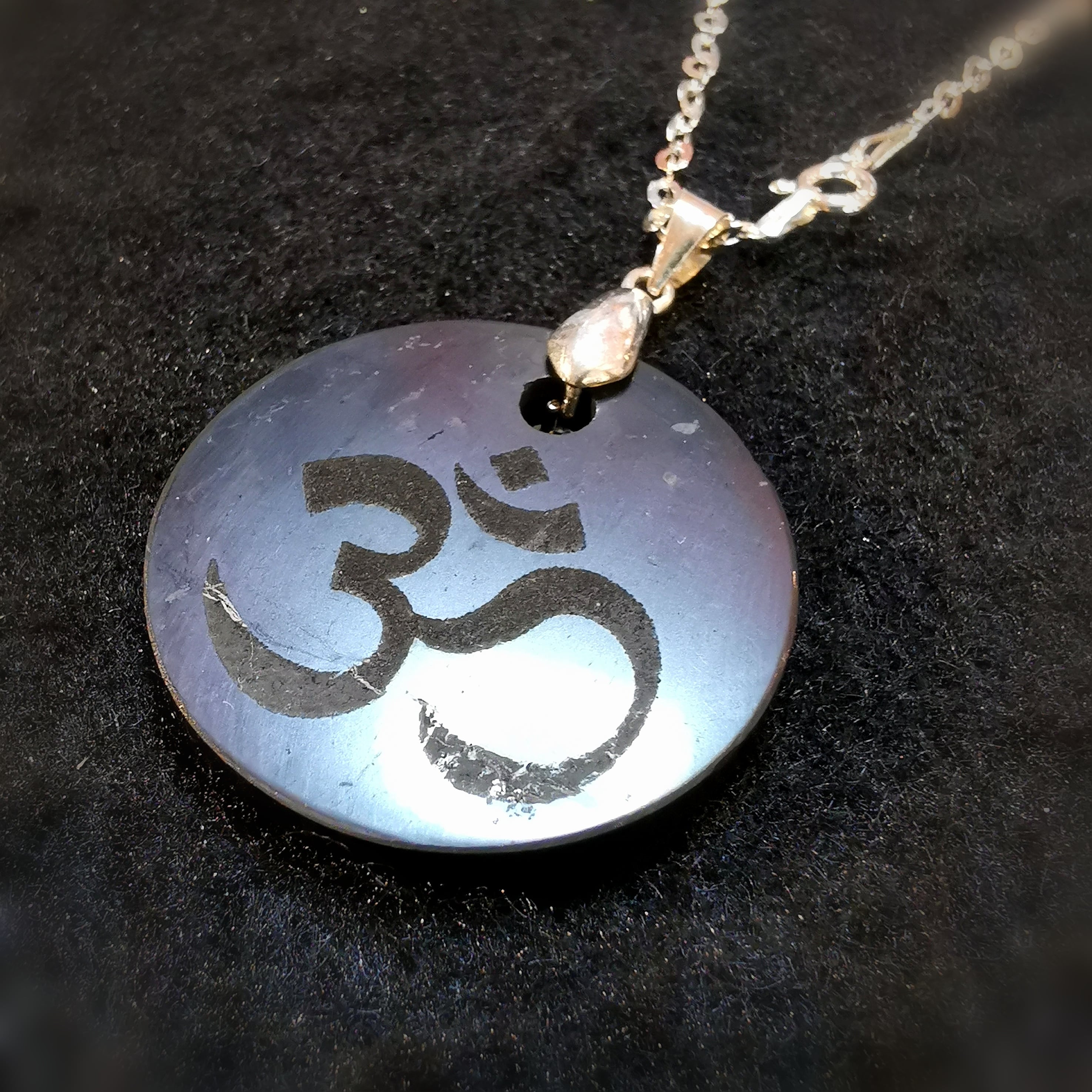 Schungit Edelstein Heilstein OM Amulett, ewige Quelle, Karma Kette, Vertrauen und Schutz