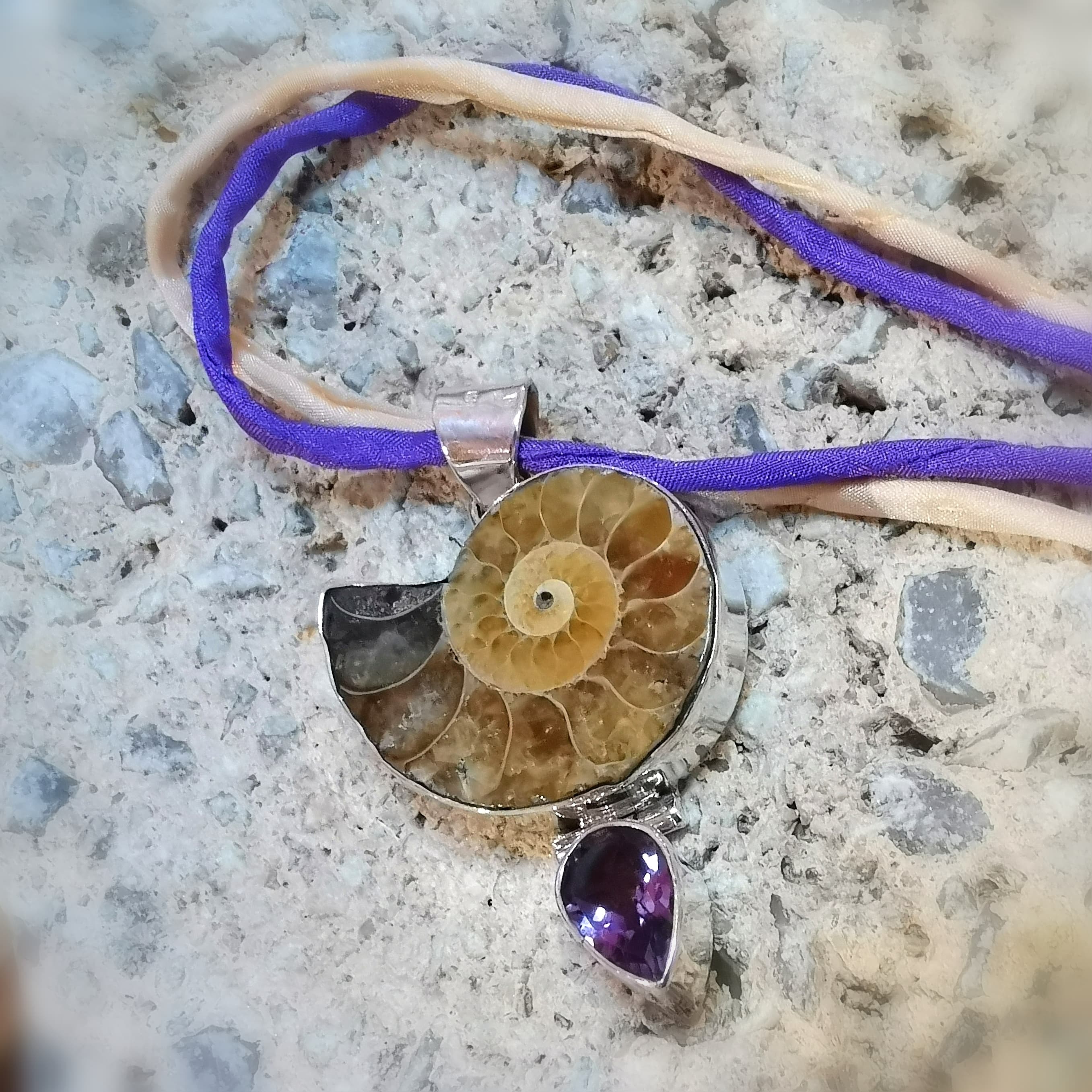 Ammonit Fossil Amethyst Edelstein Heilstein Kette an Seide, geweiht - Lebensmut