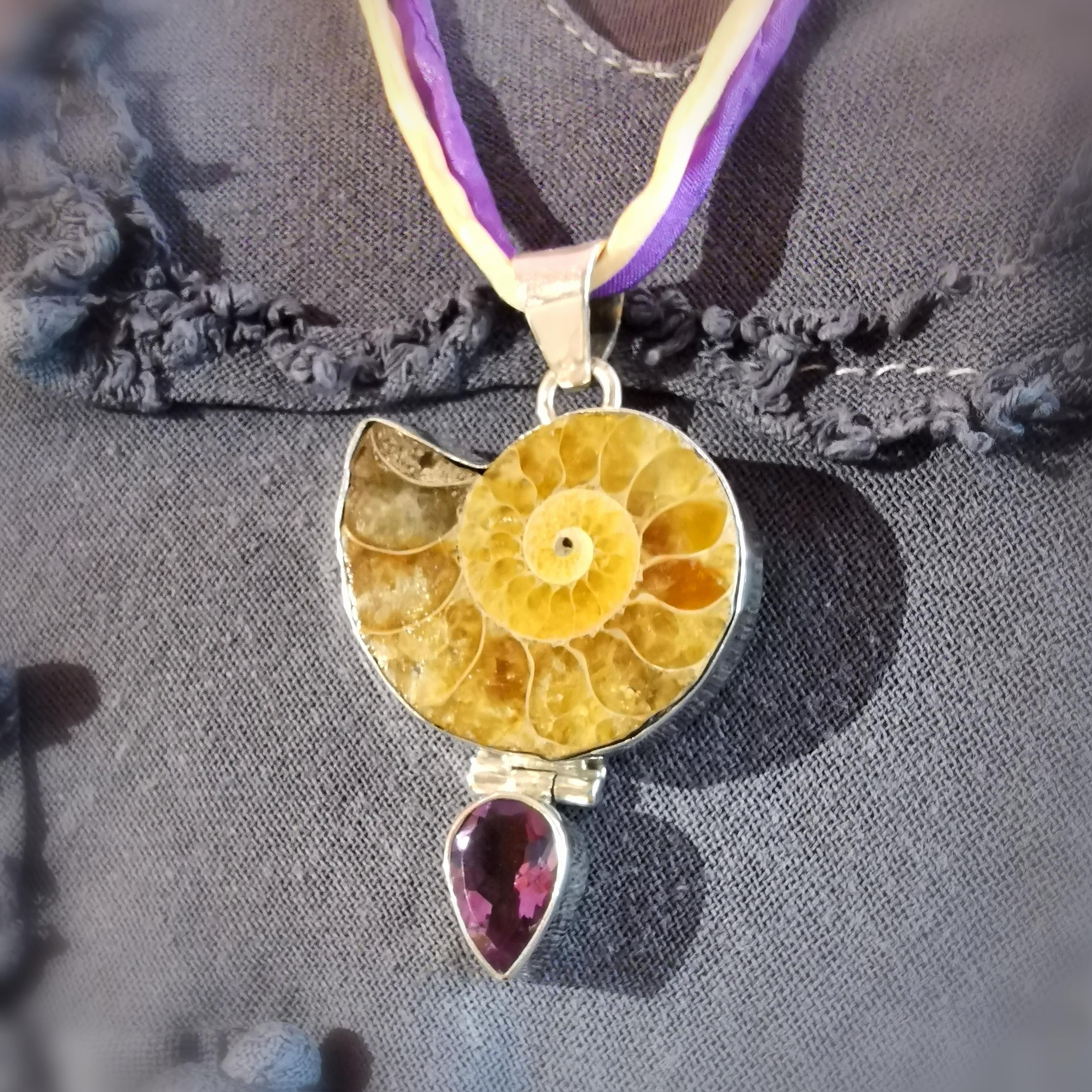 Ammonit Fossil Amethyst Edelstein Heilstein Kette an Seide, geweiht - Lebensmut