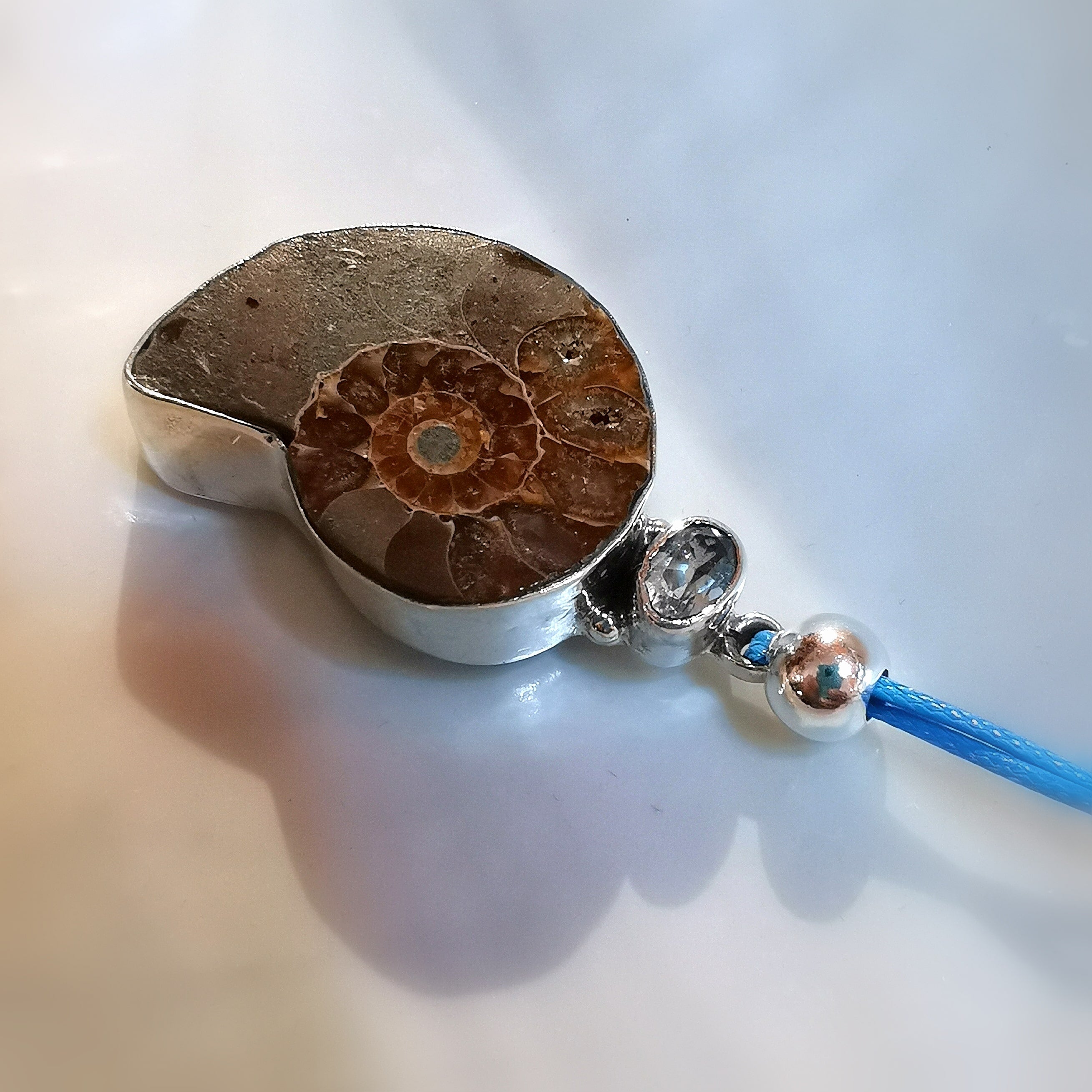 Ammonit Aquamarin, Fossil Edelstein Heilstein Kette am blauen Band - Lust auf Leichtigkeit