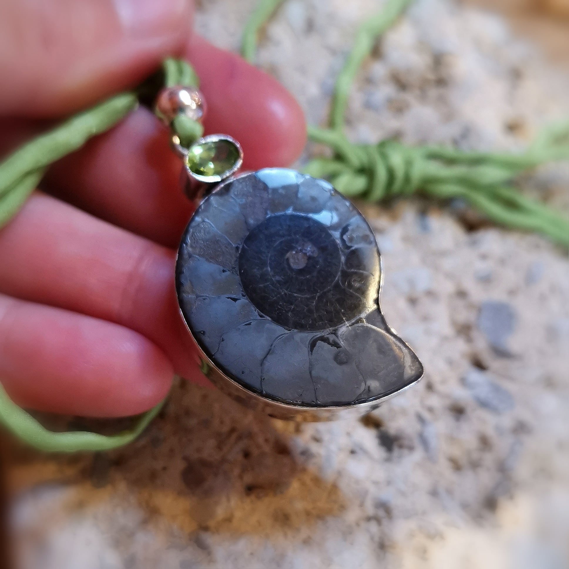 Peridot Ammonit Fossil Edelstein Heilstein Karma Kette - Transformation zur Leichtigkeit