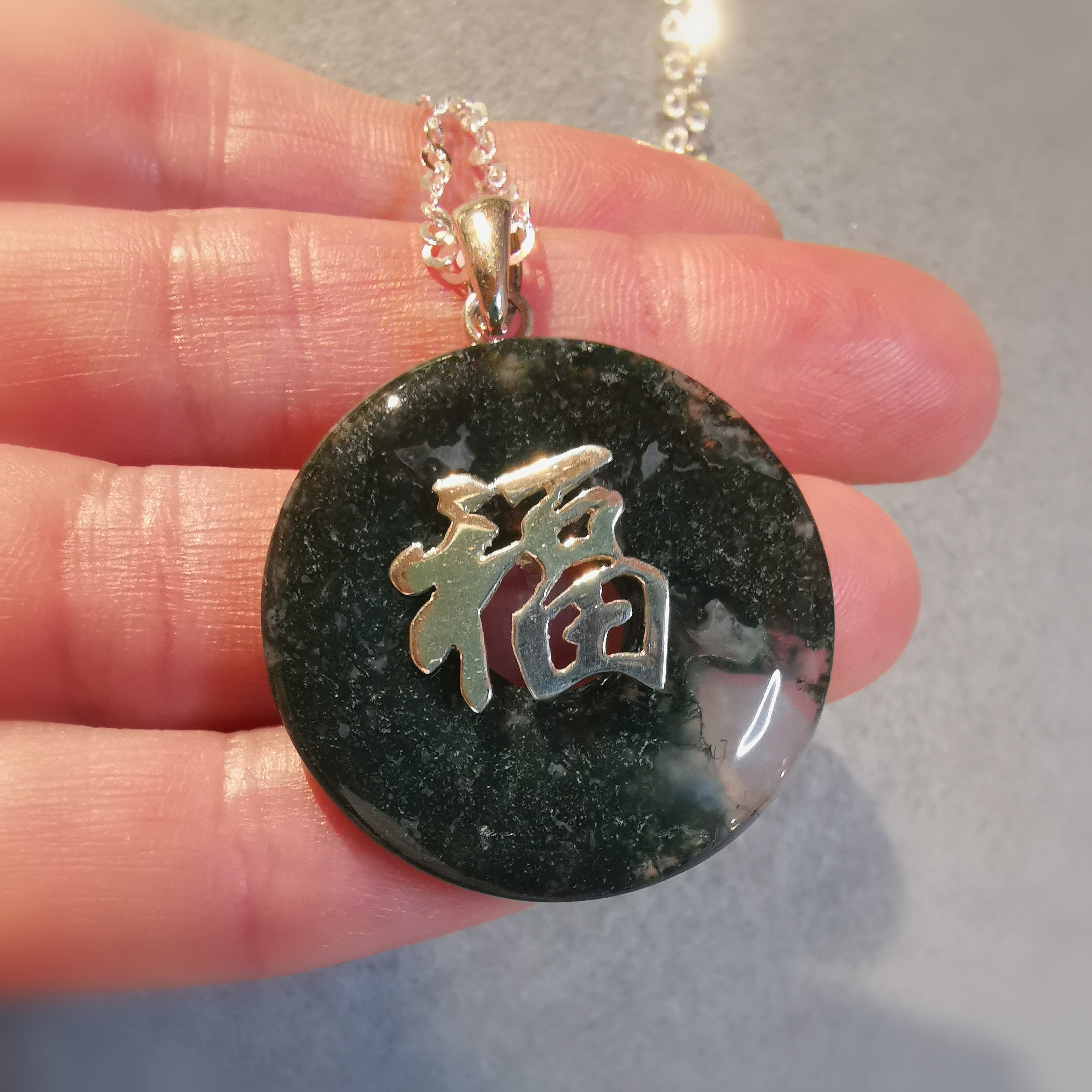 Nephrit Jade Afrika Edelstein Lebenskreis Karma Kette - Symbol für Glück