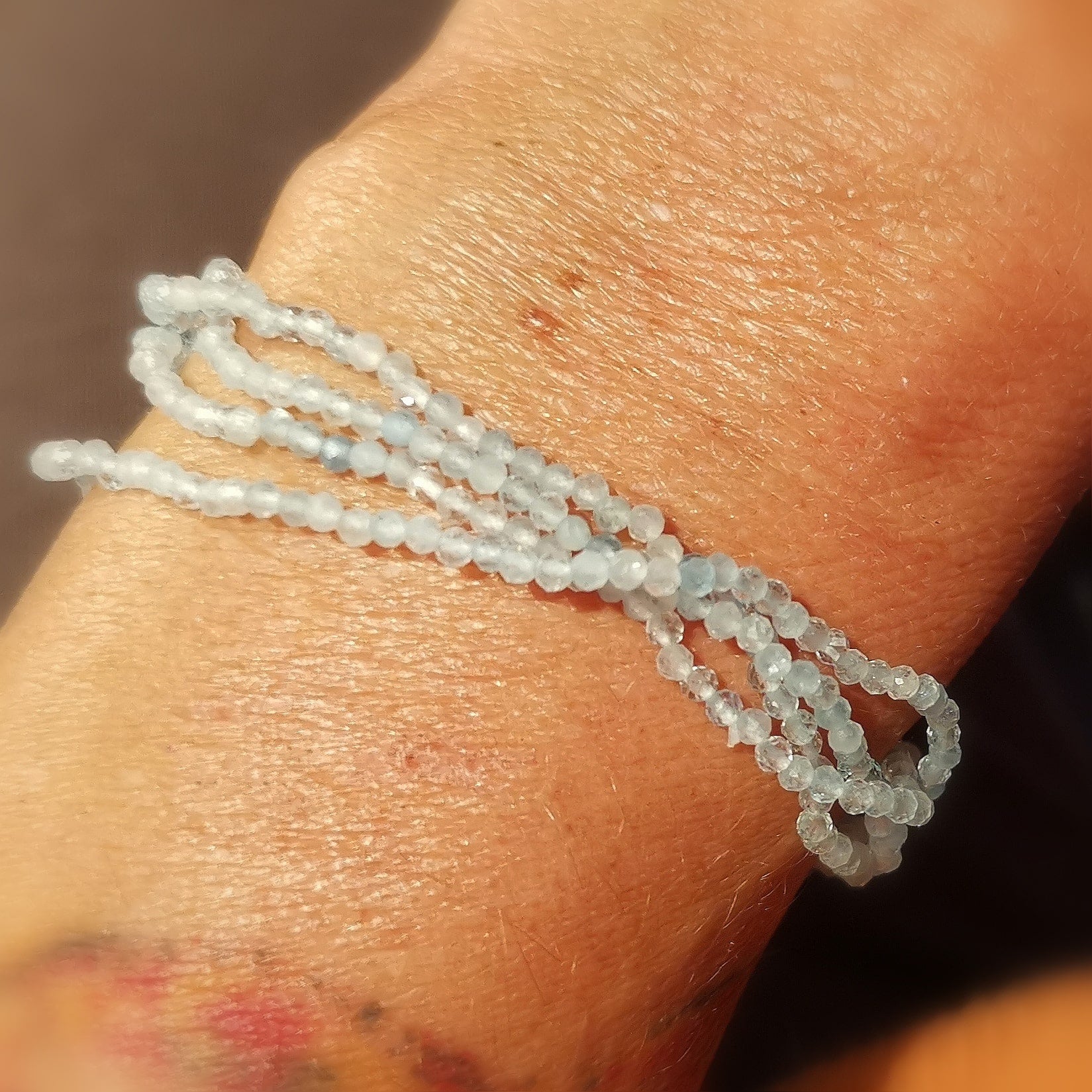 Aquamarin Karma Edelstein Armband, hell blau, filigrane 2 mm Heilsteine, Leichtigkeit