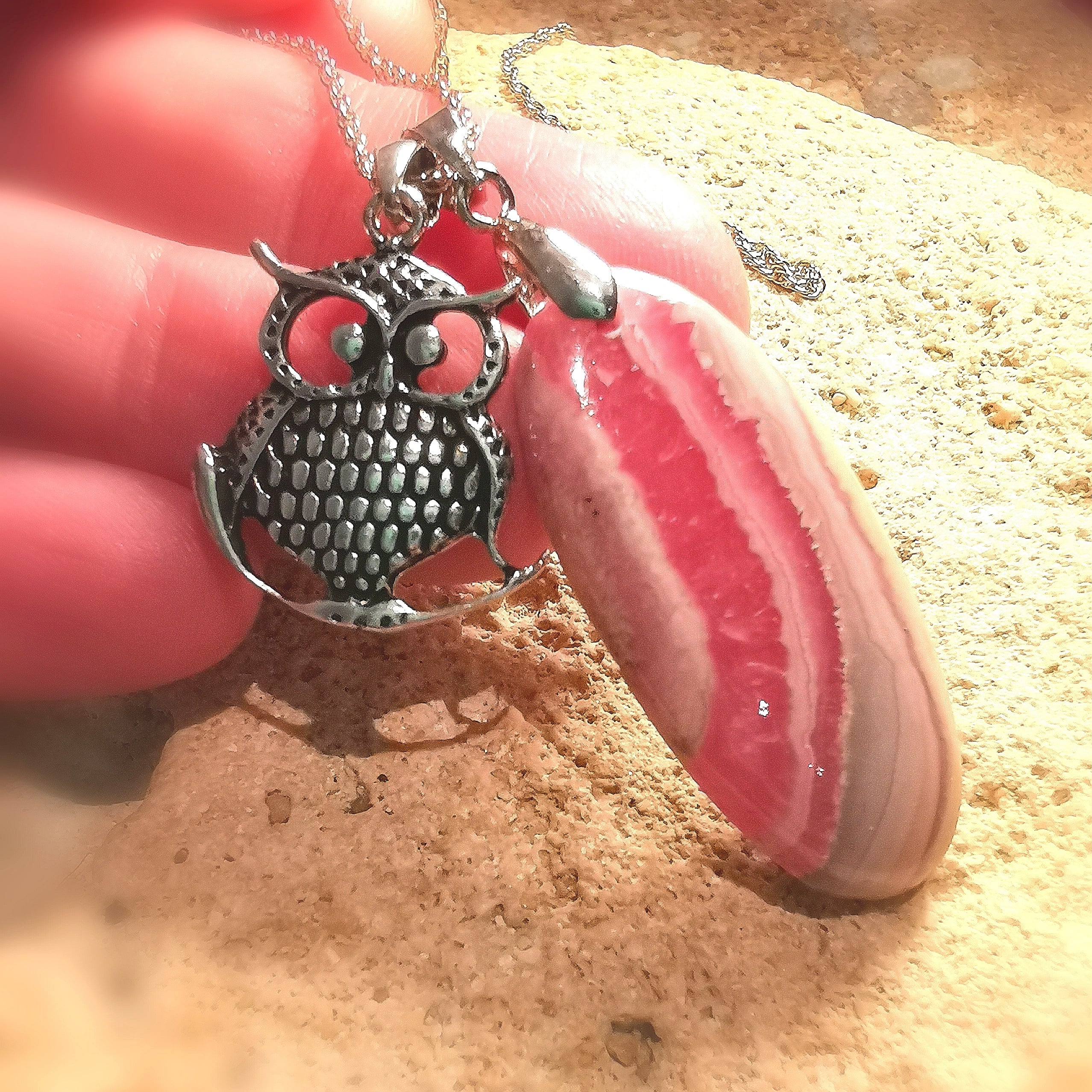 Rhodochrosit Edelstein Heilstein Karma Kette mit Krafttier Eule, Chakra Aura Schmuch, liebendes Herz