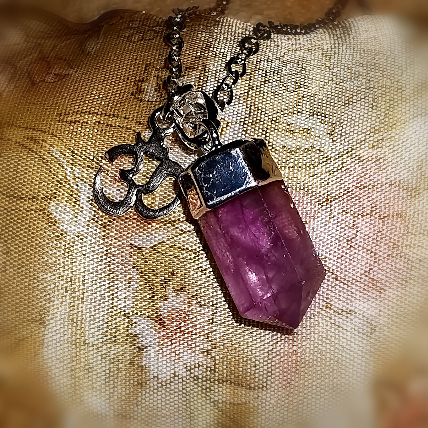 lila Amethyst Stift Stab Natur Heilstein Edelstein OM Symbol Karma Kette Sterlingsilber 50 cm, geweiht - Vertrauen und Intuition