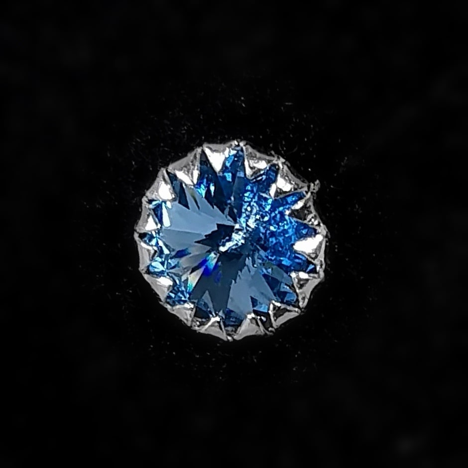 Ohrstecker Swarovski und Sterlingsilber, lichtvolle Kristall Ohrringe, Blau. Entspannung, heilsame Farbe der Klarheit