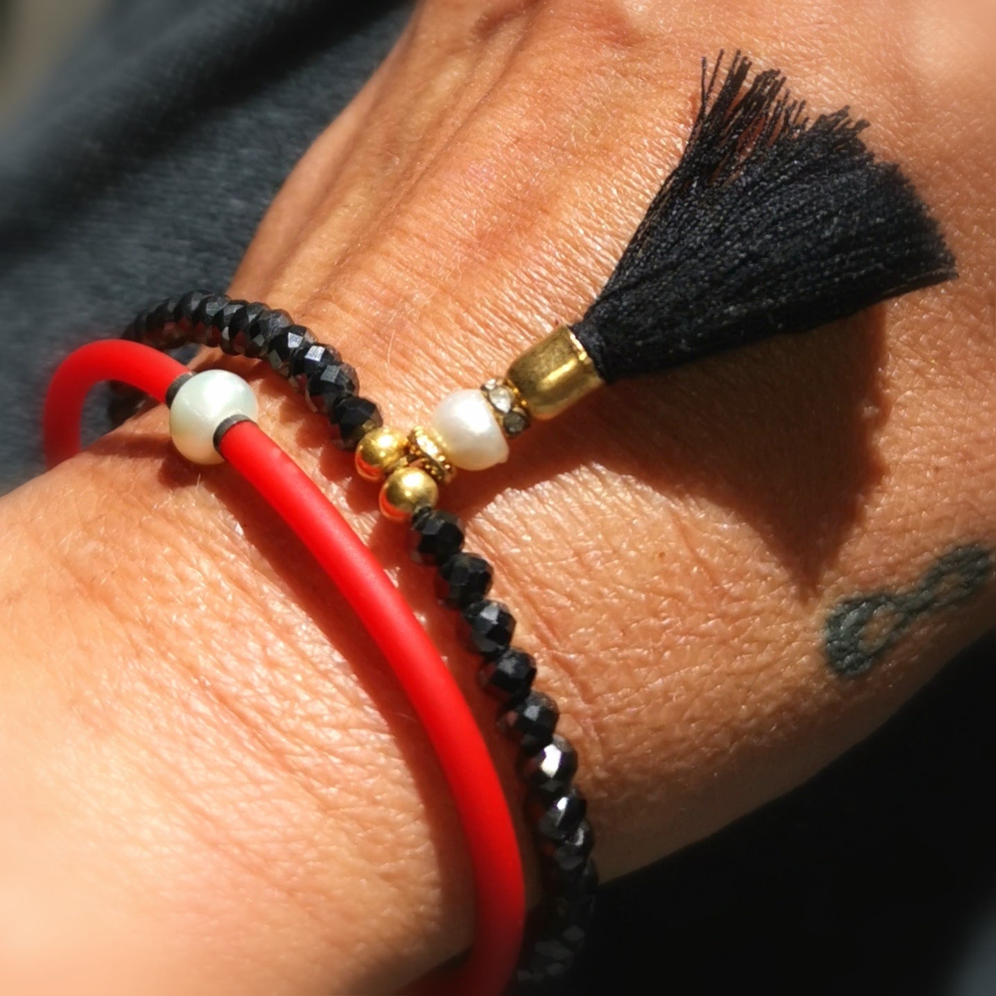 Armband 2er Set, rot,  Leder und indische Perlen und Troddel Bijou Glücksarmband, Größe S/M, Hippie Schmuck - Kraft und Schutz