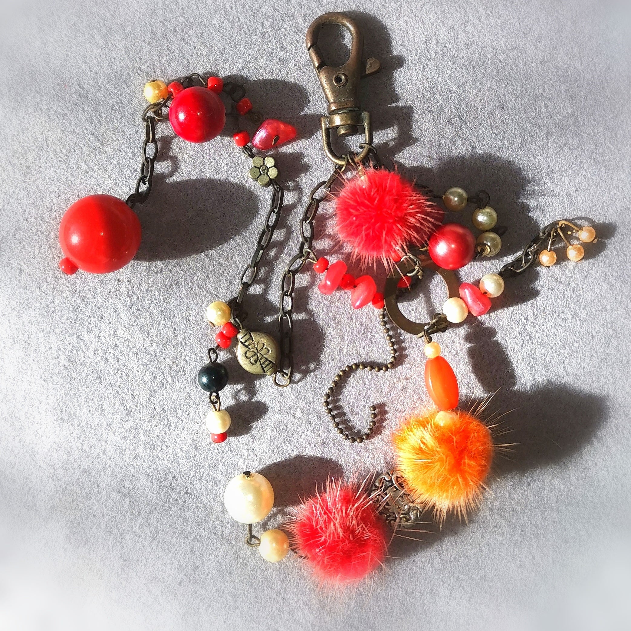Schlüssel Anhänger Charm mit Perlen und Bijou Perlen, rot orange weiss, kraftvolle Lebensfreude